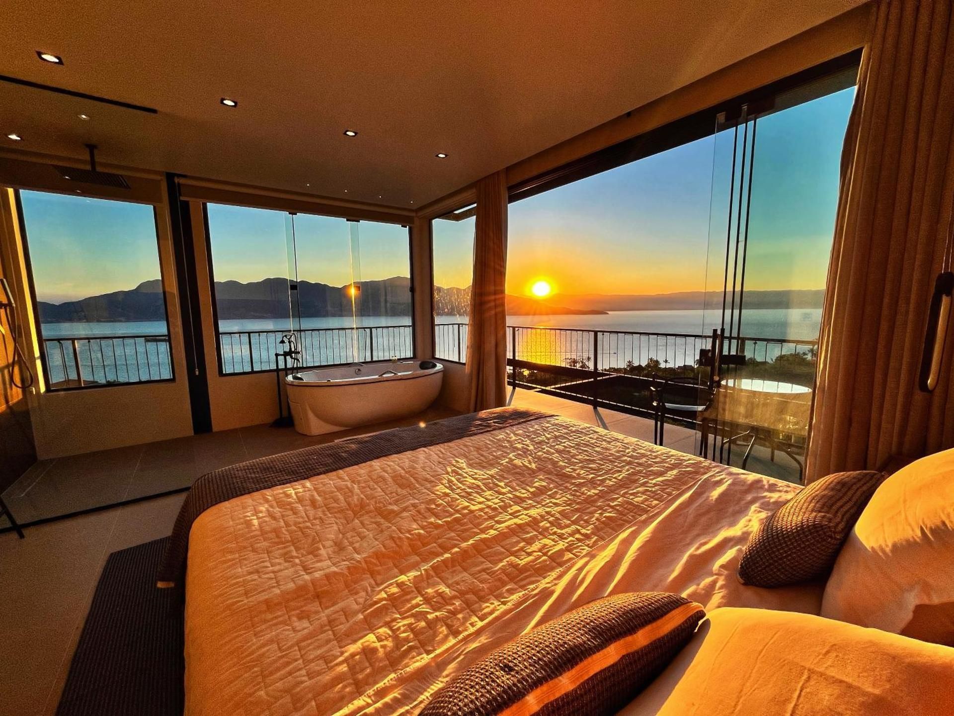Deluxe Suite with Spa Bath