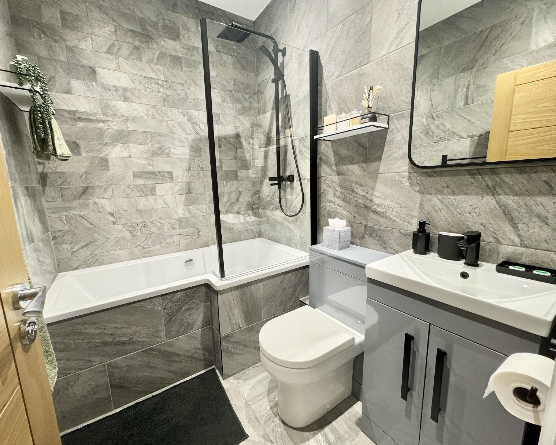 deluxe-apartment-private bathroom