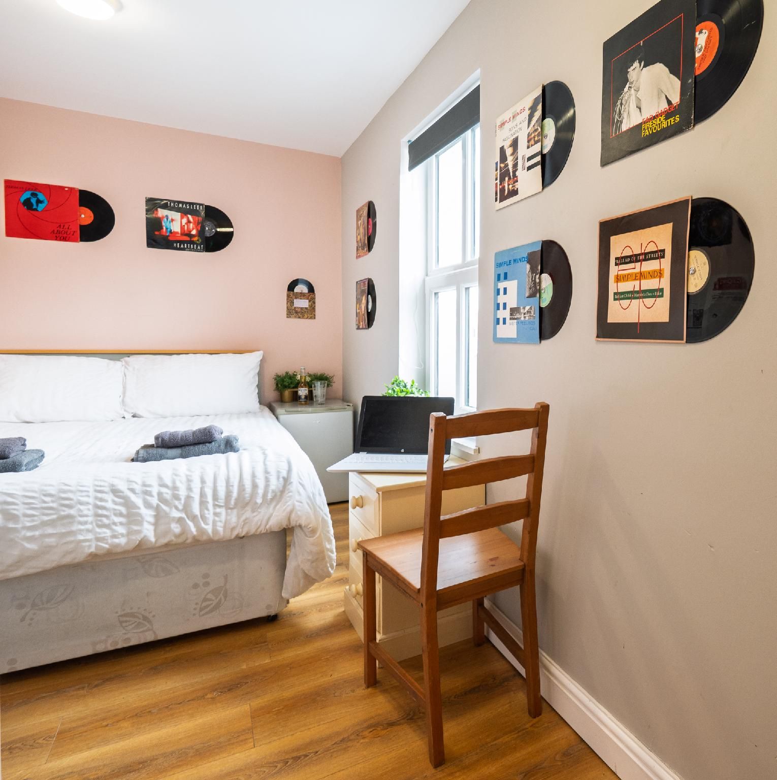 Double room-Budget-Ensuite with Shower-Street View-double