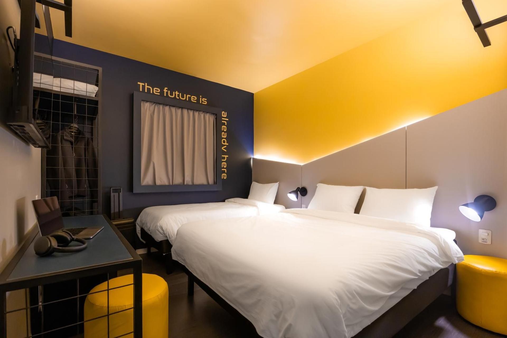Standard Room with One Double Bed and One Single Bed