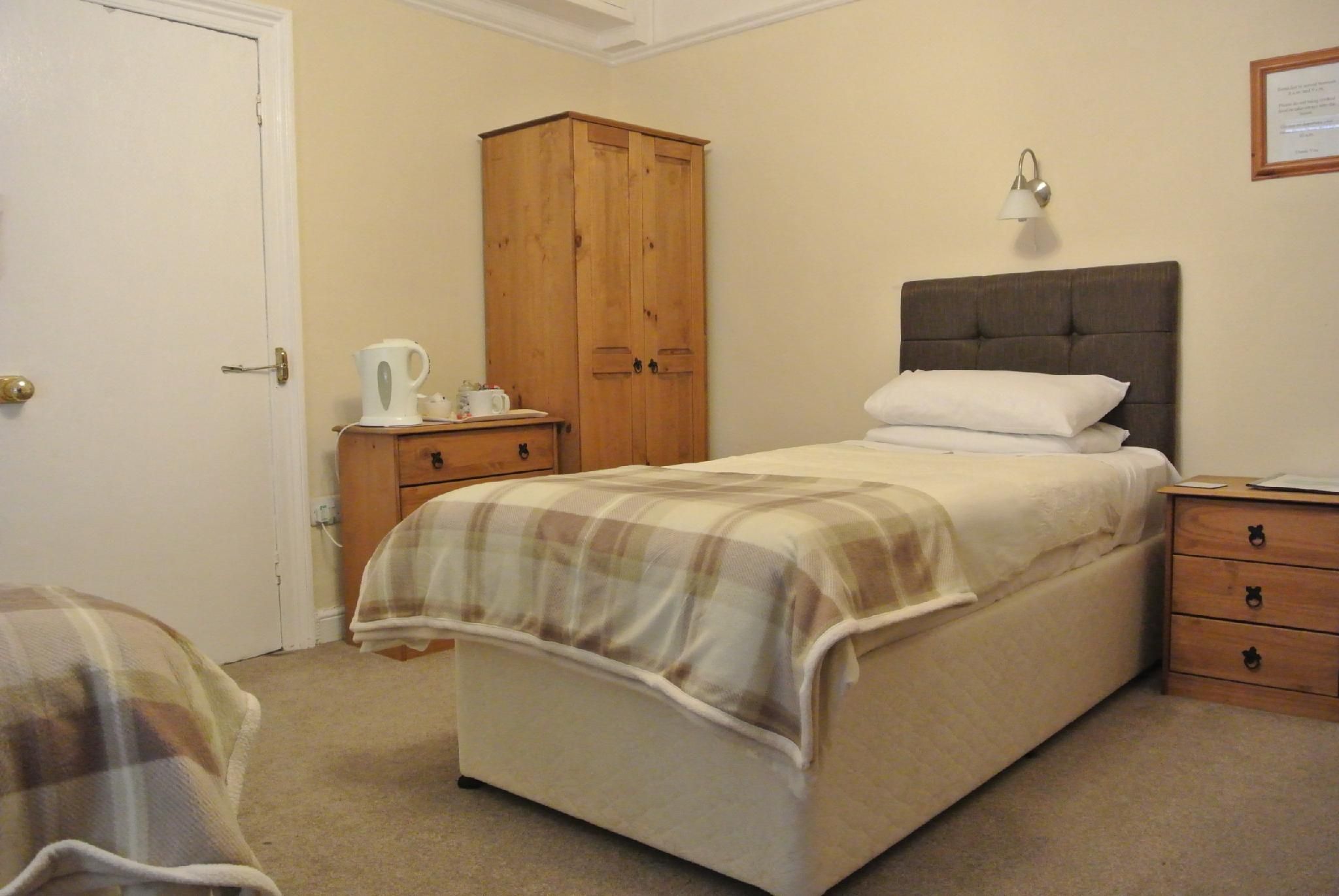 Twin room-Ensuite-2