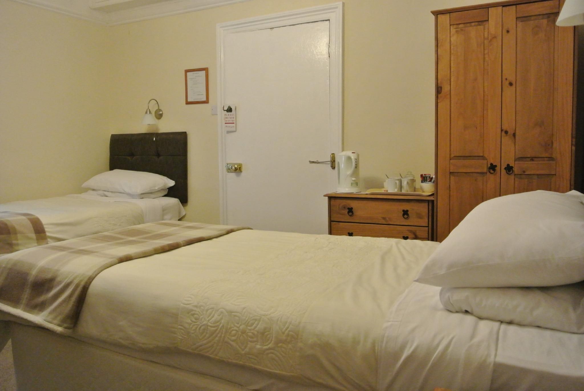 Twin room-Ensuite-2