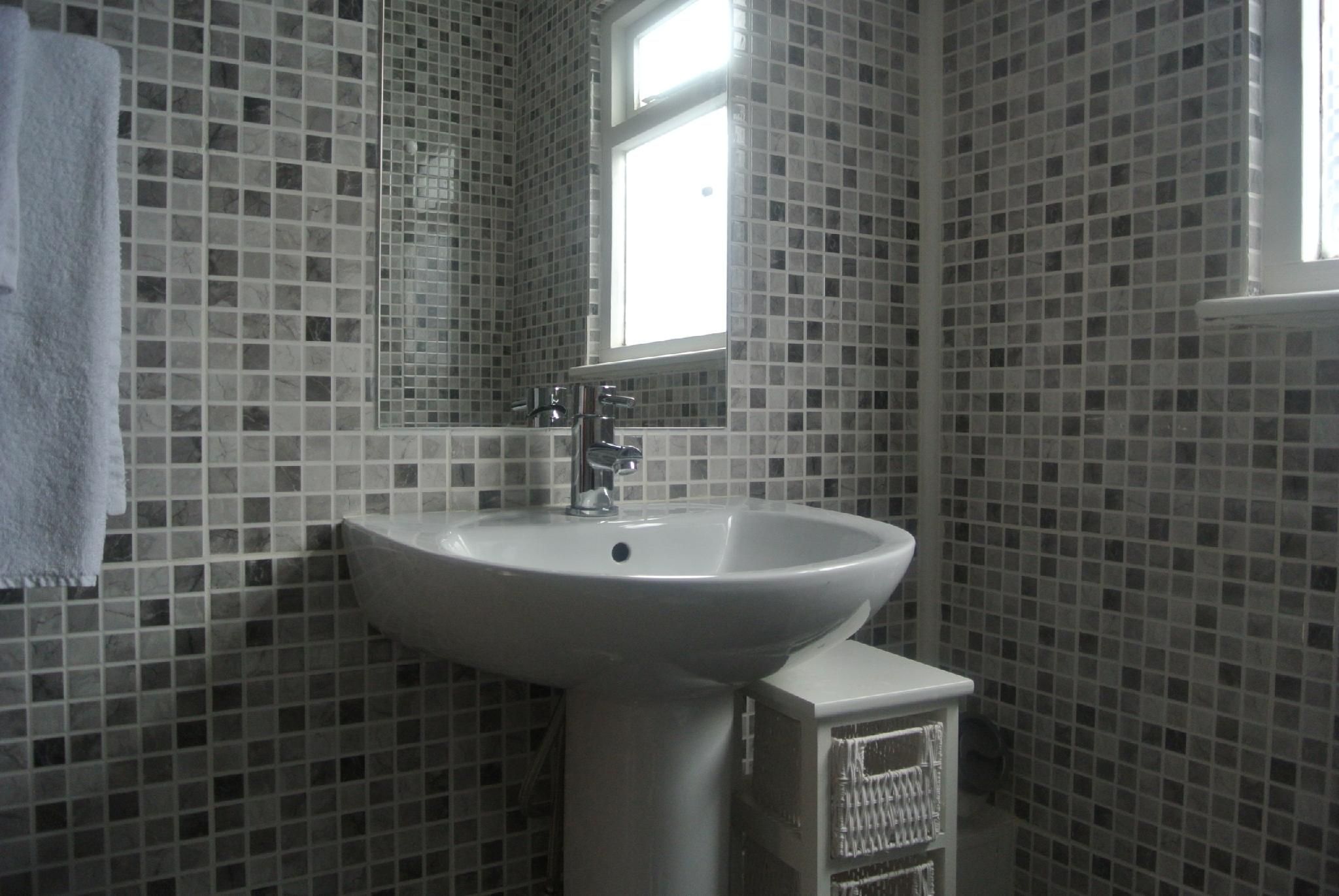 Twin room-Standard-Ensuite with Shower-Room 12