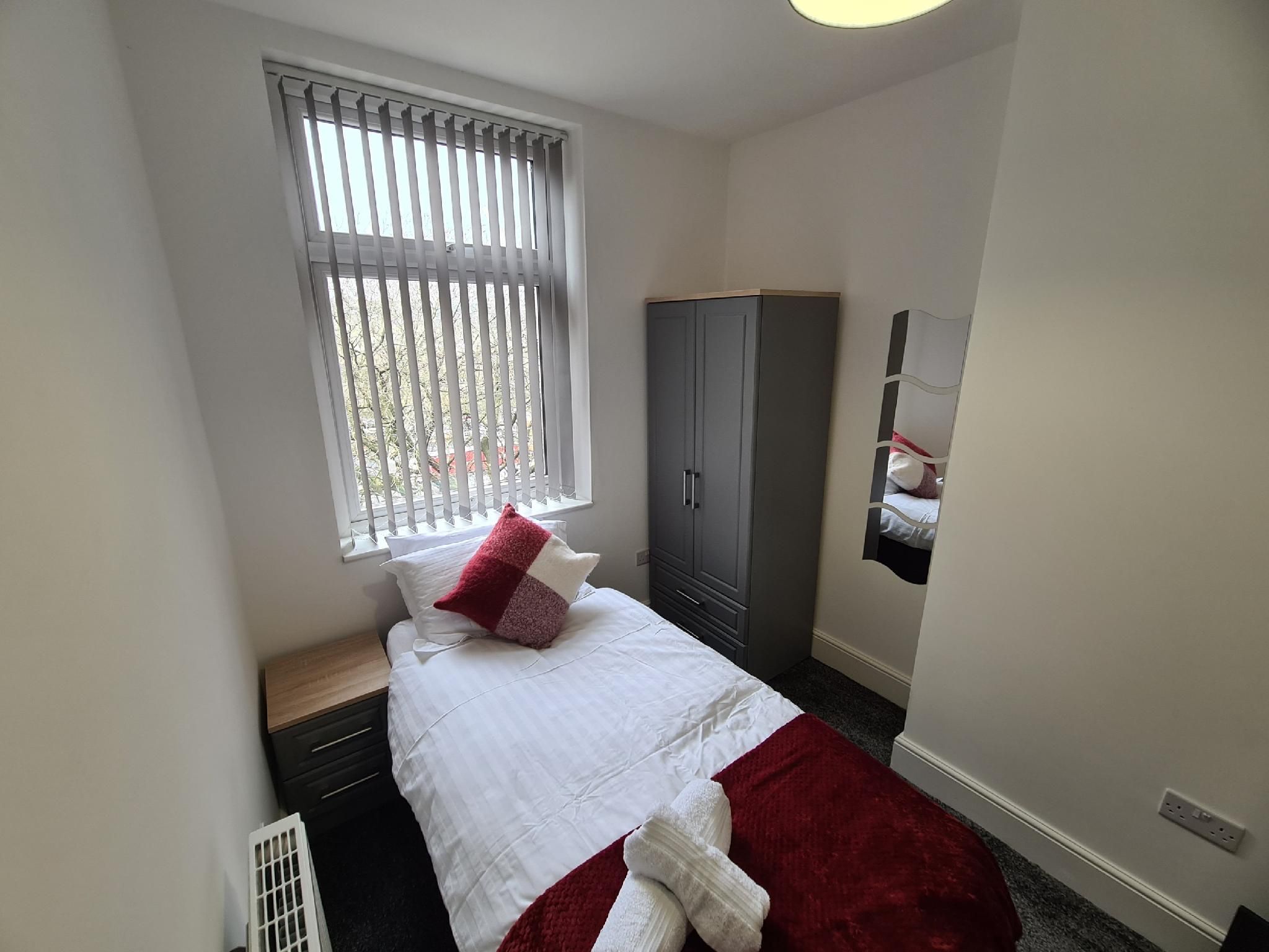 Reedley House Single room-Ensuite with Shower-superior Single Room 2