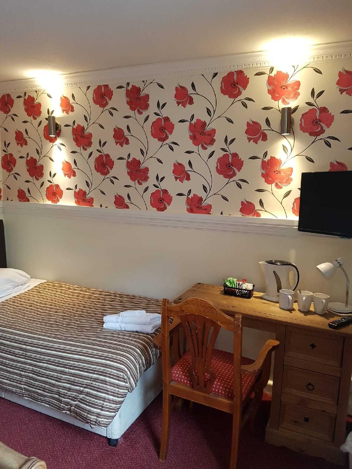 Twin Room-Ensuite with Shower