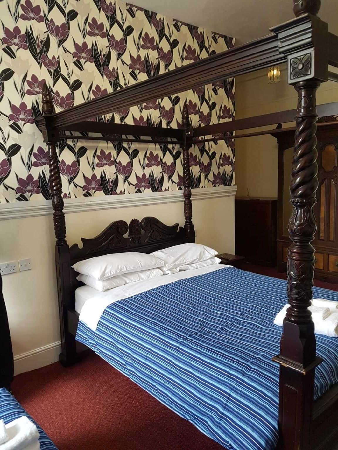 The Lismore Hotel Double room-Superior-Ensuite with Shower-Four Poster