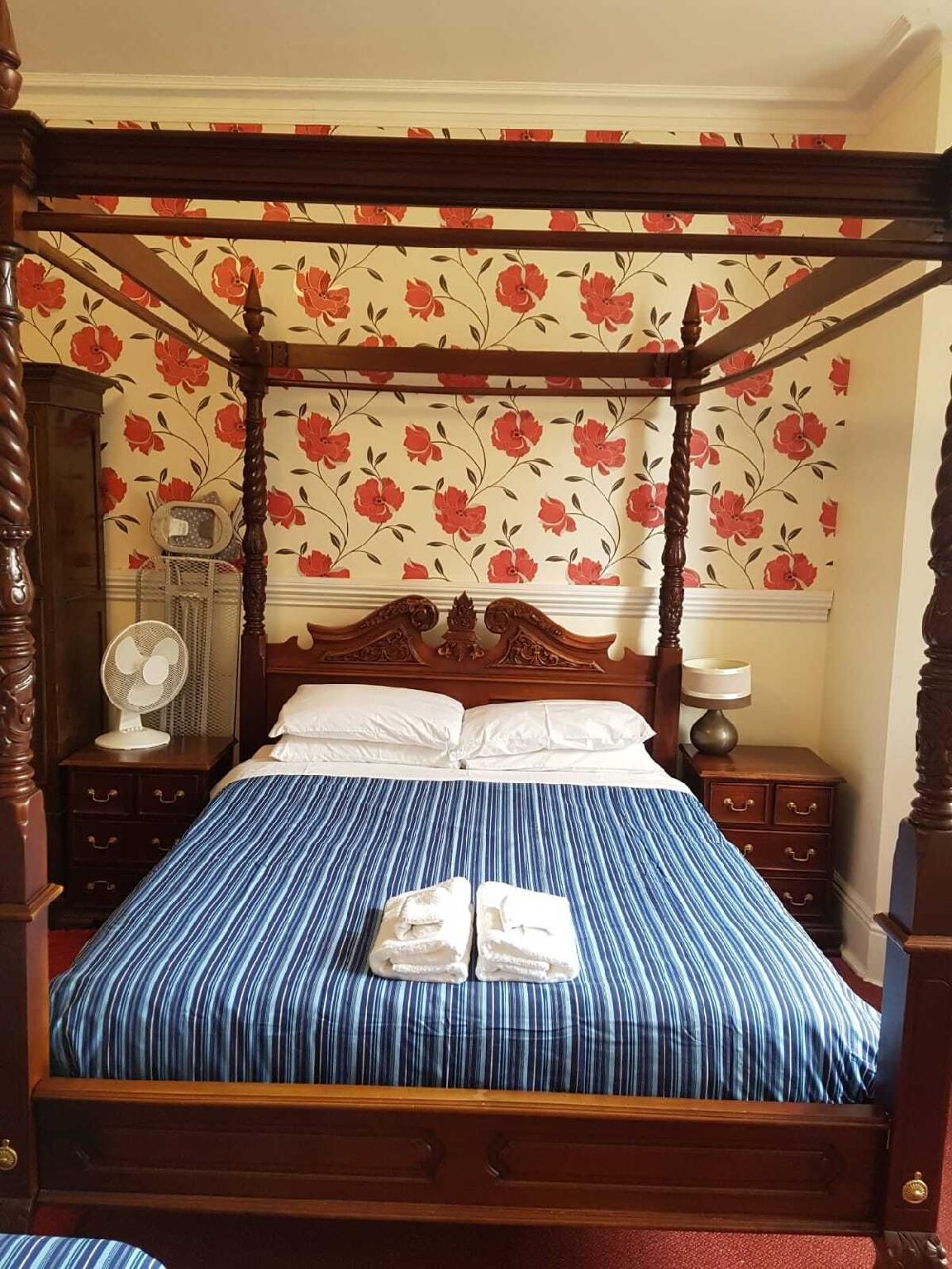 Family room-Signature-Ensuite with Shower-Four Poster