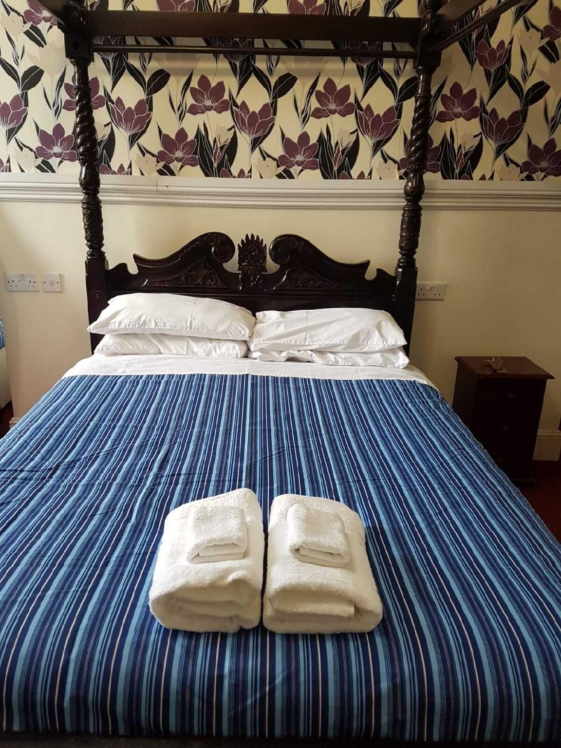 The Lismore Hotel Double room-Superior-Ensuite with Shower-Four Poster 2