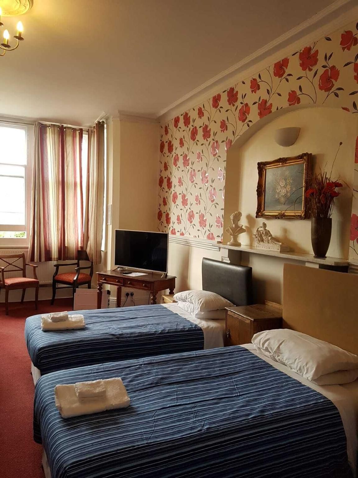 Family room-Signature-Ensuite with Shower-Four Poster