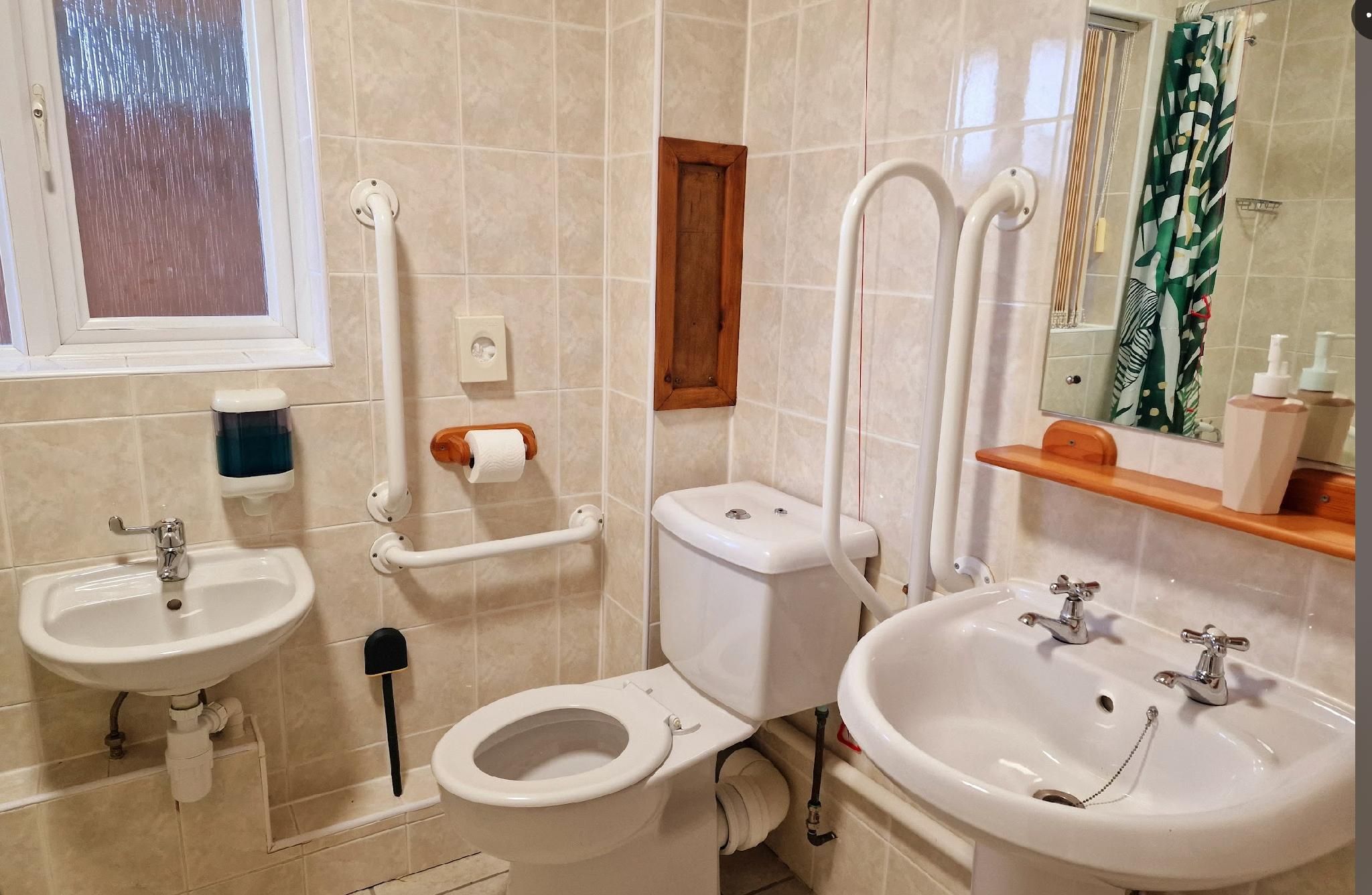 The Evergreen Hotel Family room-Ensuite with Bath-Disability Access 2