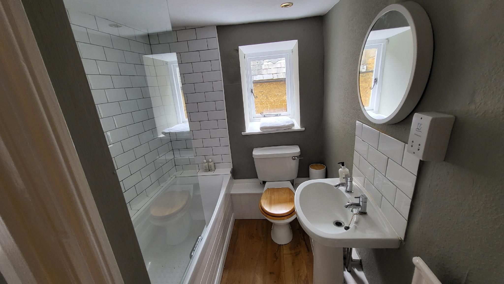 Unicorn Inn Superior-Double room-Ensuite with Bath-Street View-Room 2 3