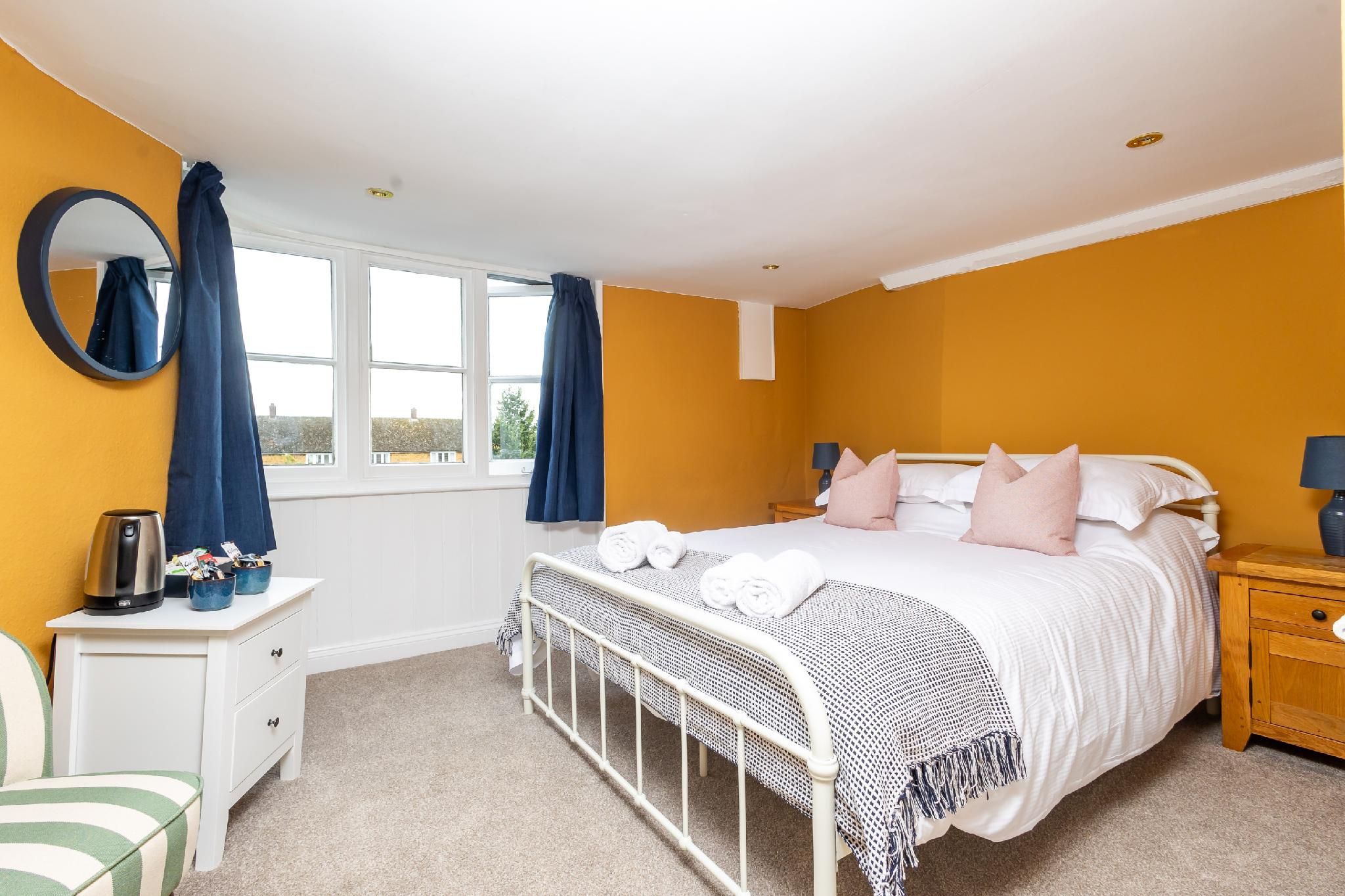 Premium-King-Ensuite with Bath-Street View-Room 7