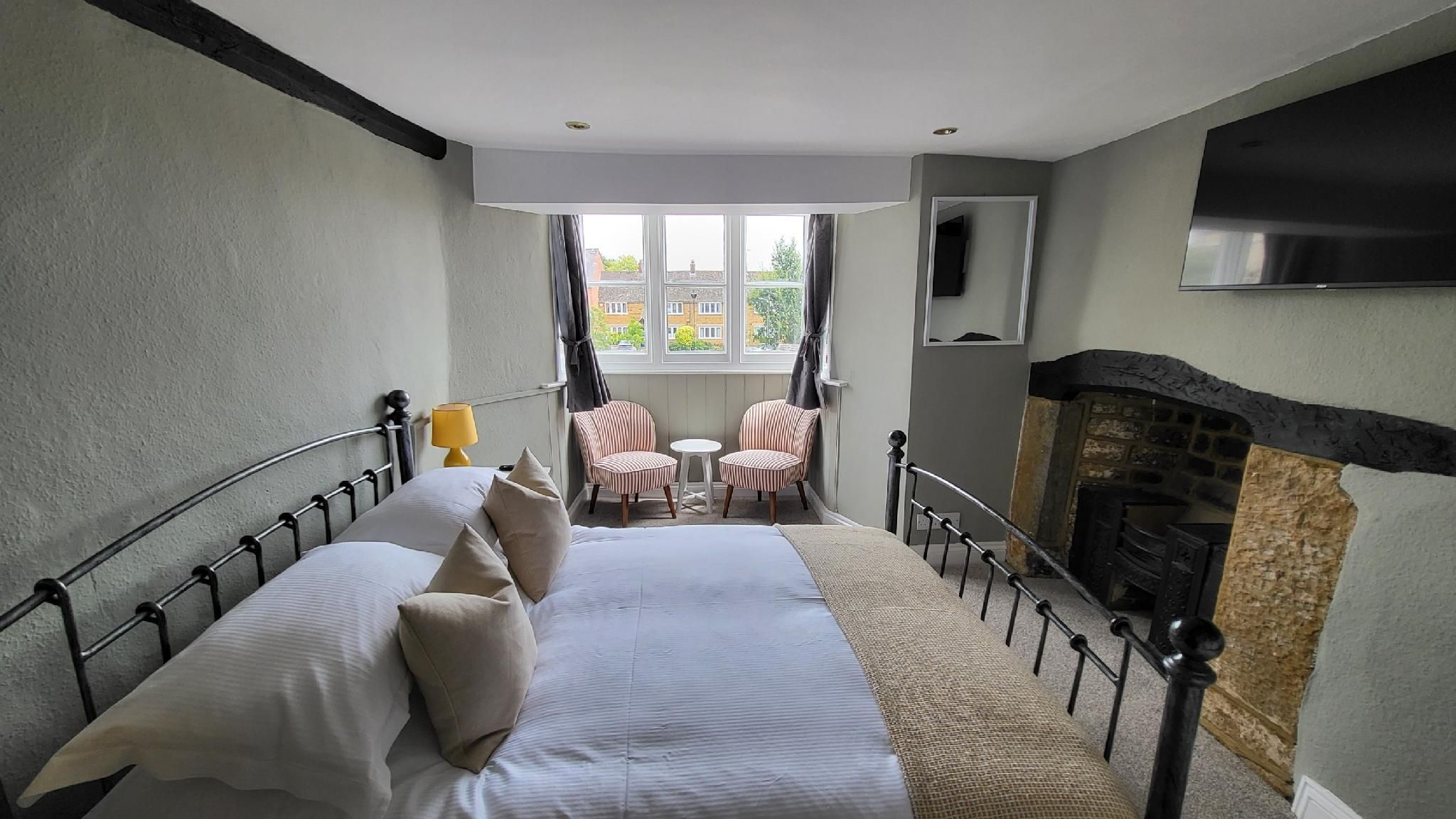 Unicorn Inn Superior-Double room-Ensuite with Bath-Street View-Room 2 2