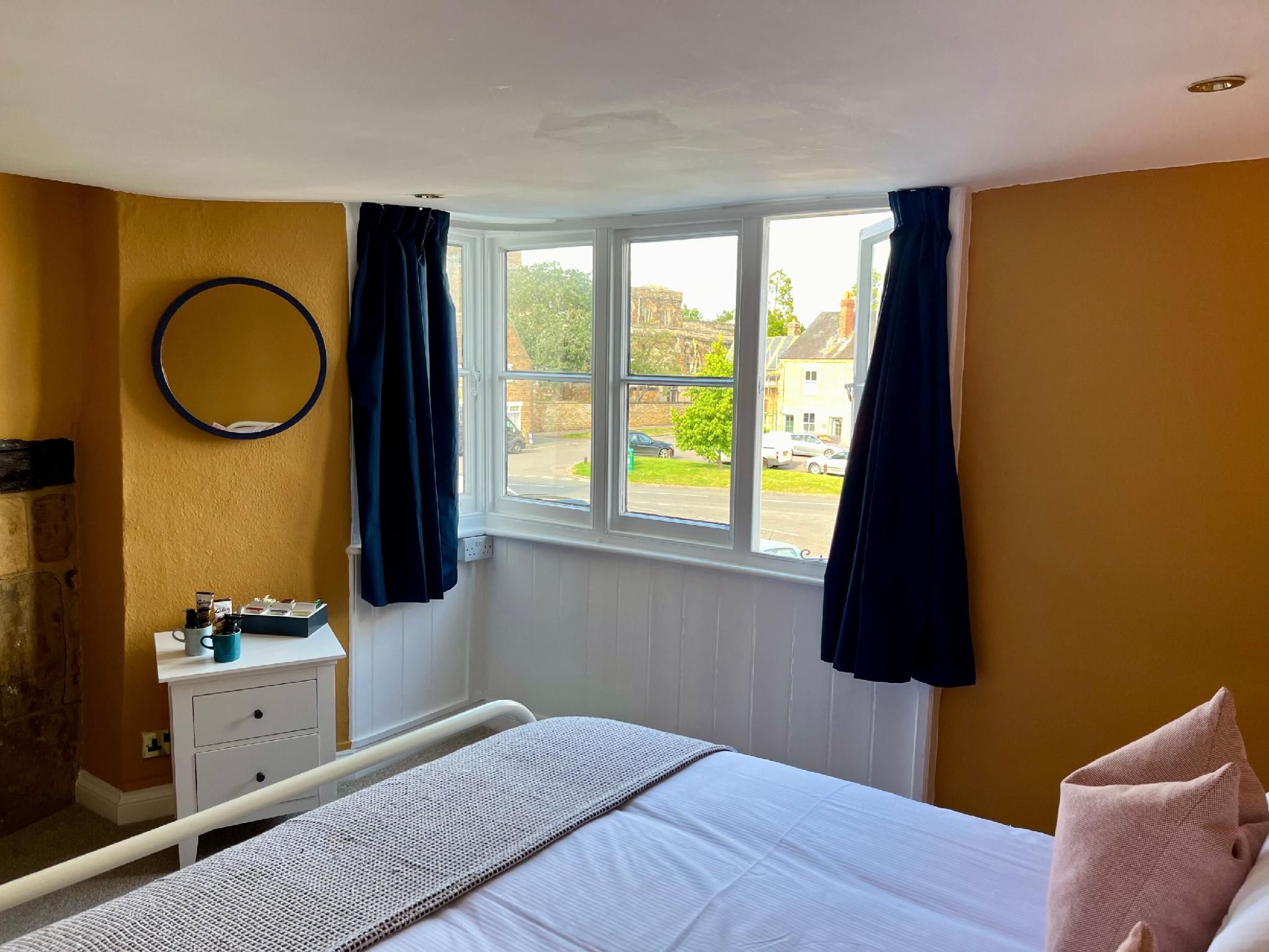 Premium-King-Ensuite with Bath-Street View-Room 7