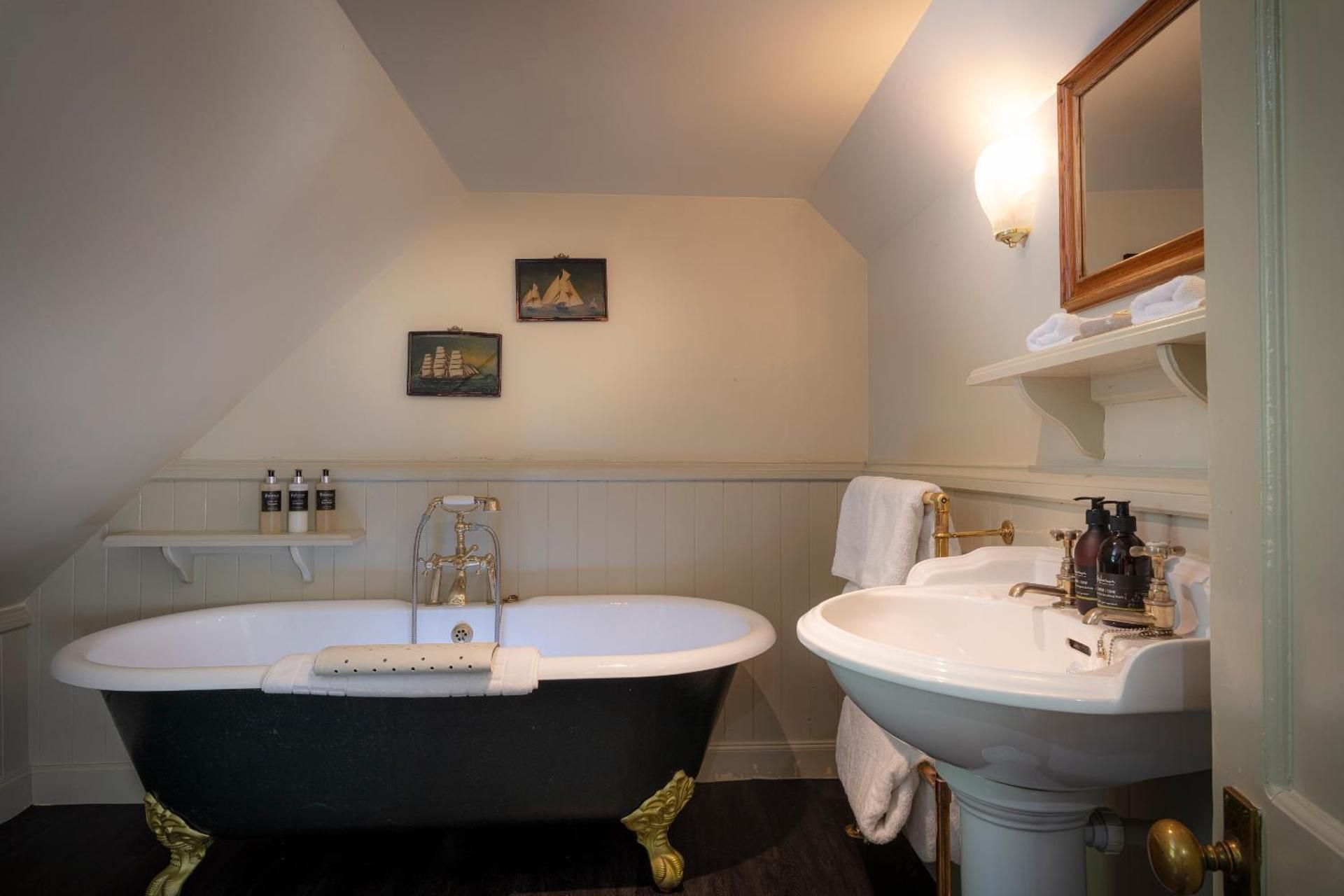 Flodigarry Hotel and SKYE Restaurant Flora MacDonald Cottage - Attic Room 2