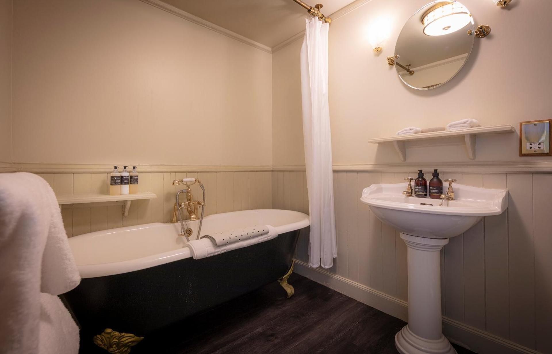 Flodigarry Hotel and SKYE Restaurant Flora MacDonald Cottage - Heritage Room 2