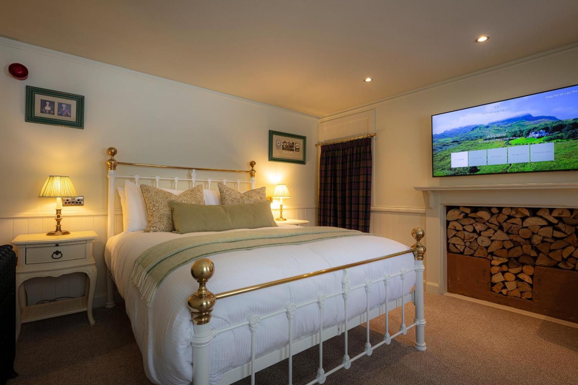 Flodigarry Hotel and SKYE Restaurant Flora MacDonald Cottage - Heritage Room