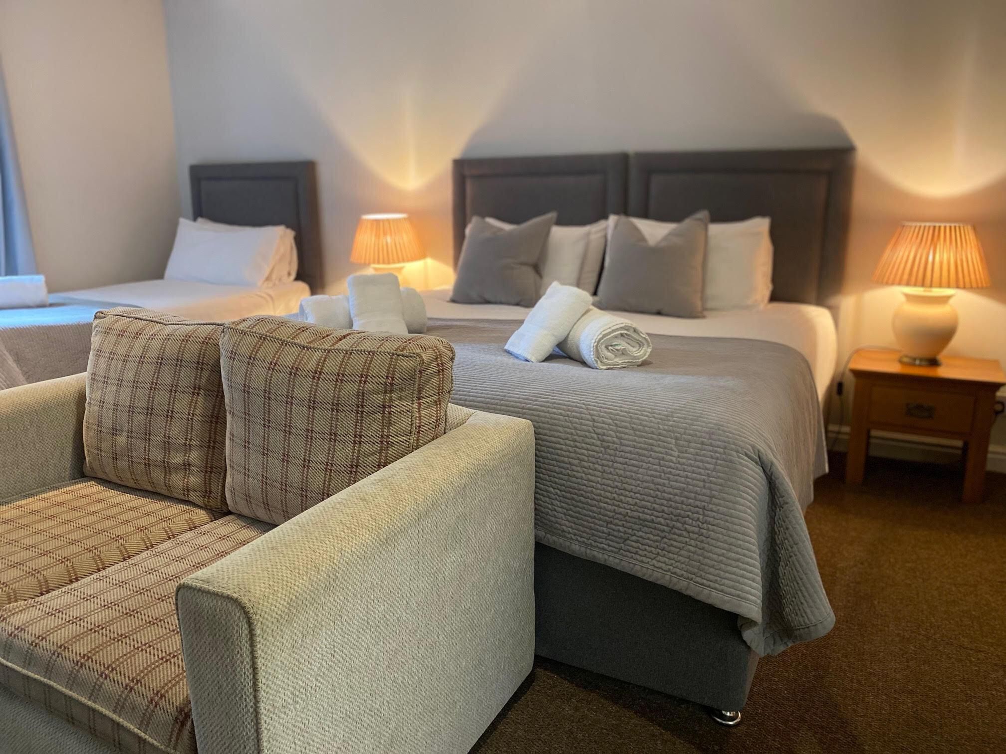 Oaks Hotel family room-ensuite 2