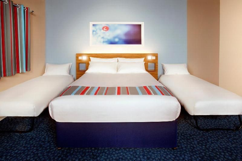 Travelodge Bracknell Central Family Room 2