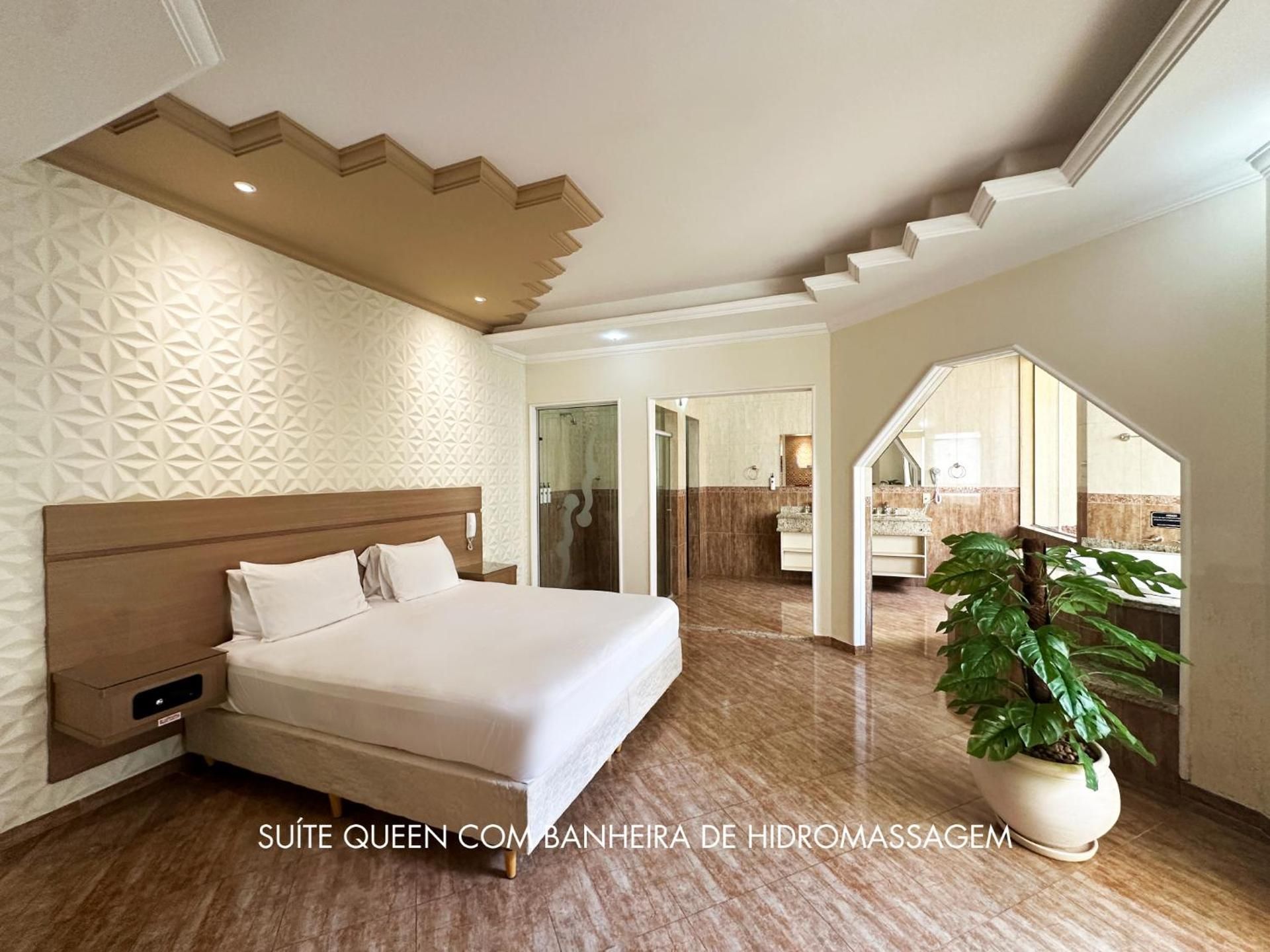 Queen Suite with Spa Bath