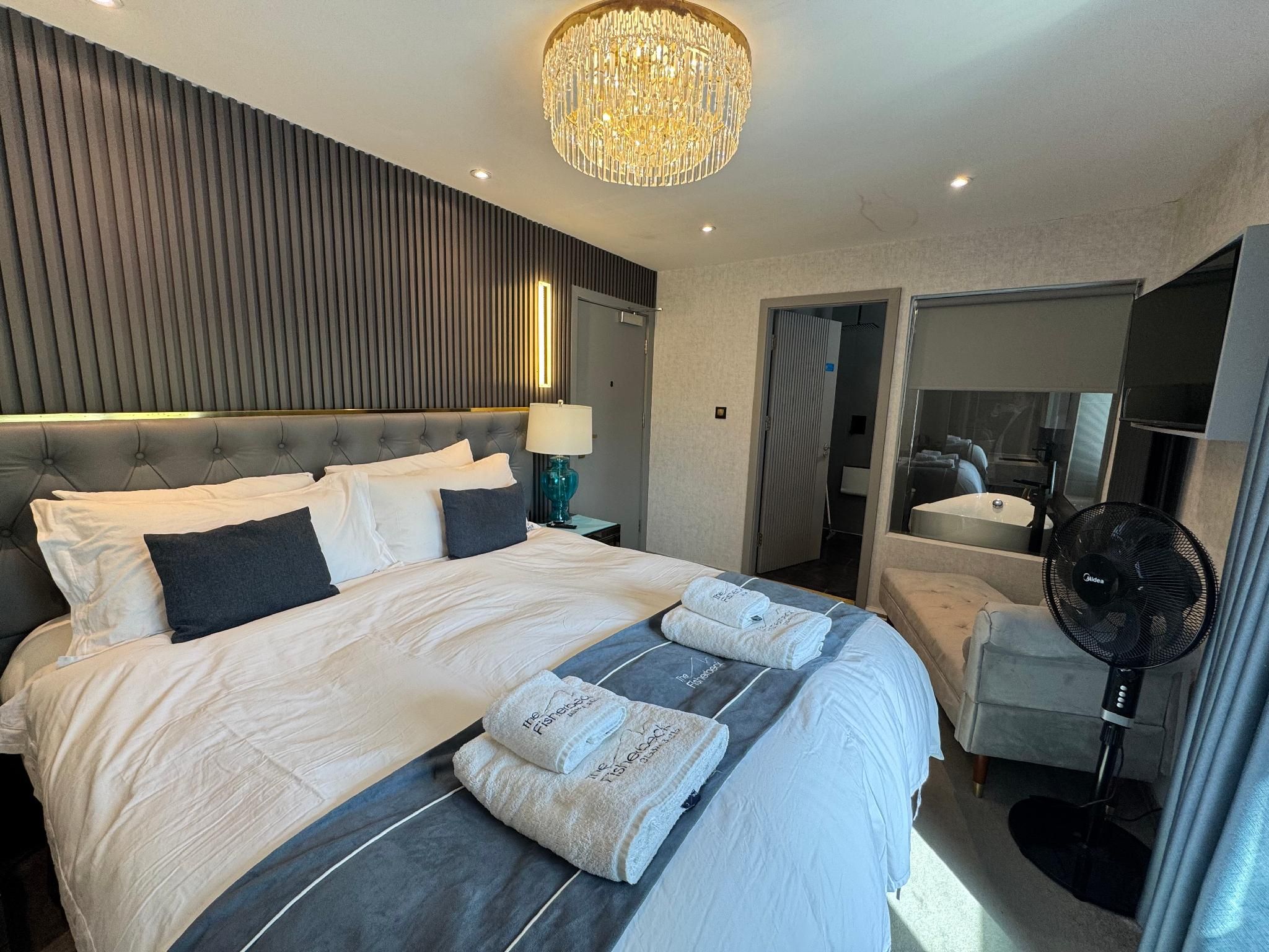 Deluxe Junior Suite with Bathtub