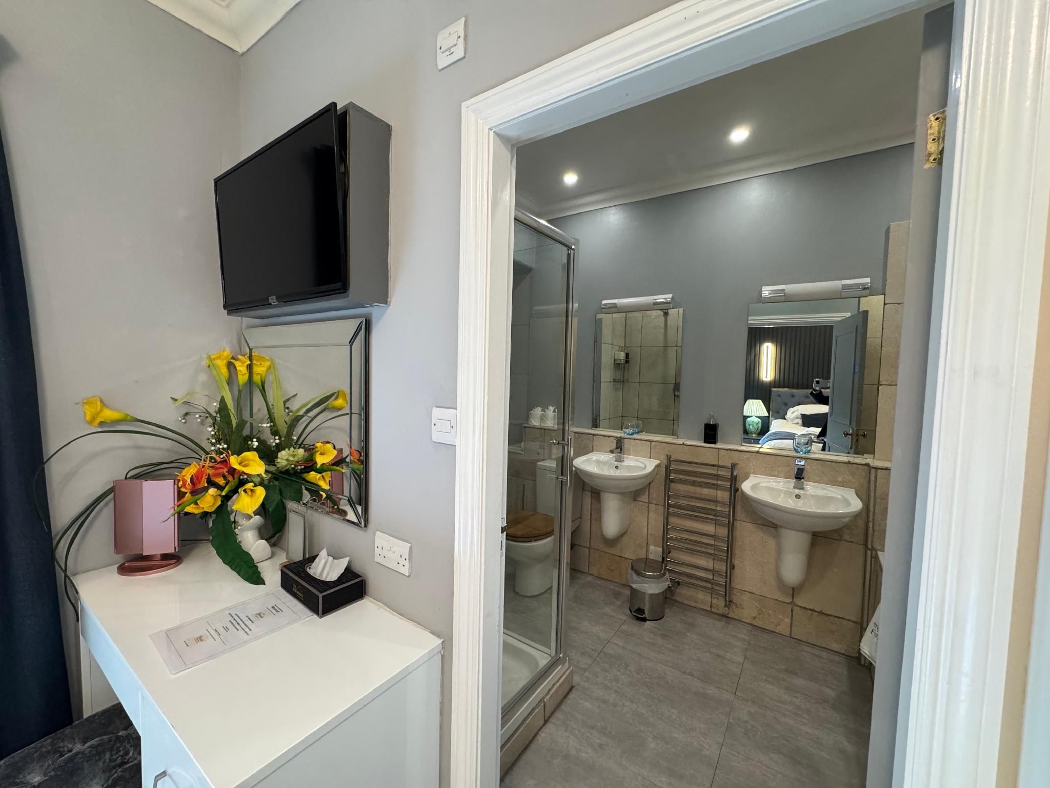 Deluxe Suite with Mountain View