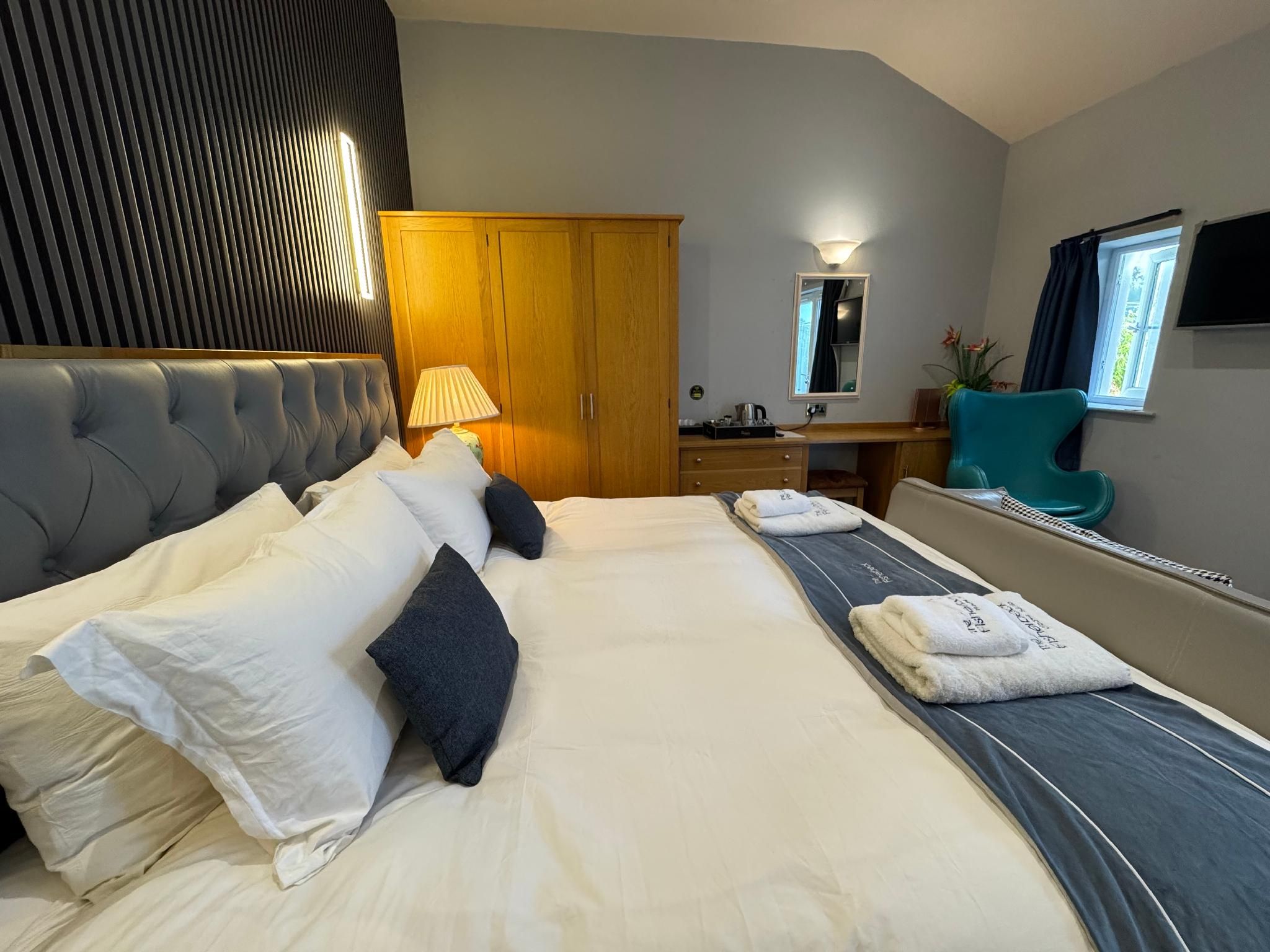 Deluxe Junior Suite with Patio 2