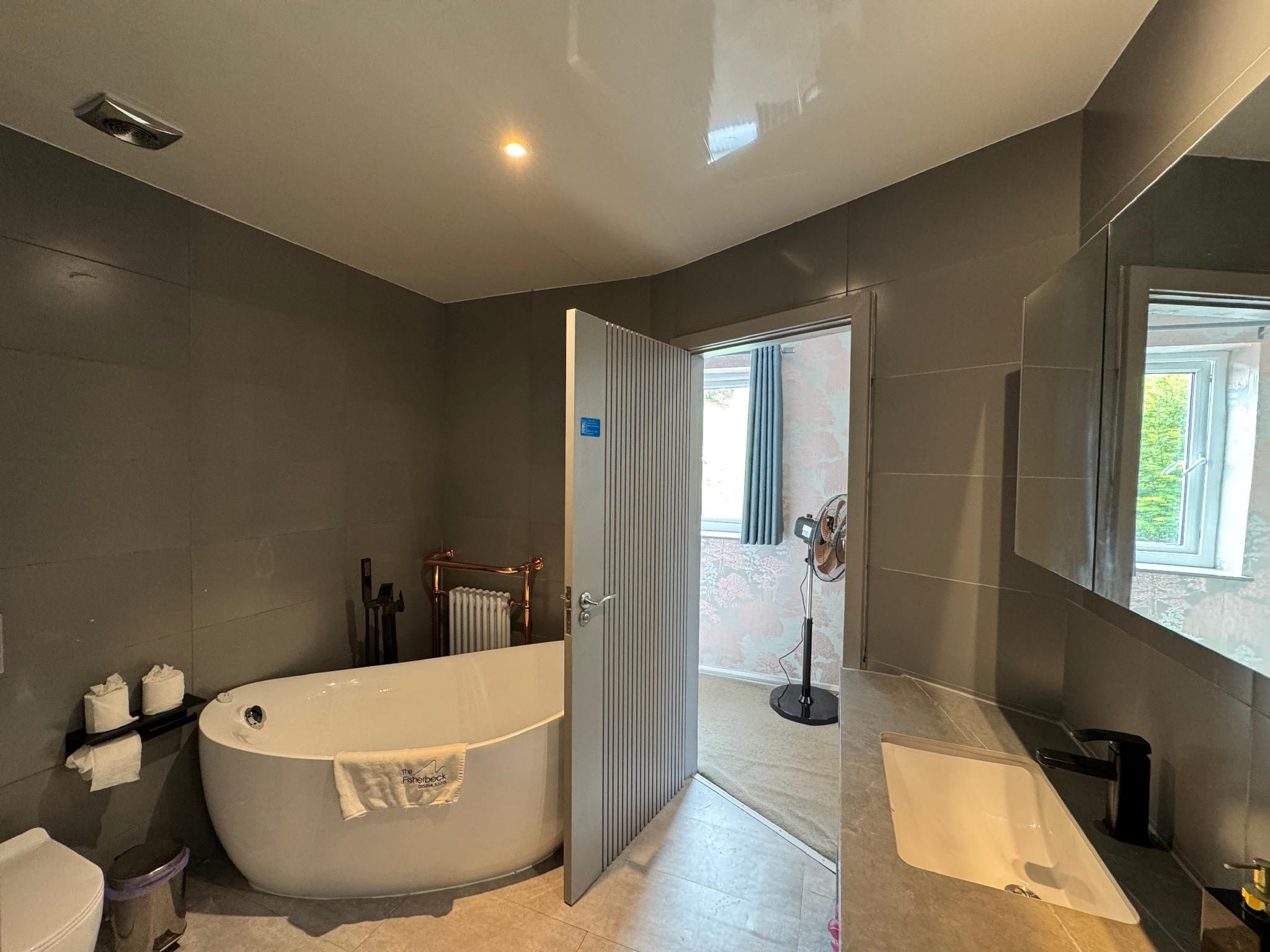 Ambleside Rooms & Suites Deluxe Junior Suite with Balcony and Mountain View 2 3