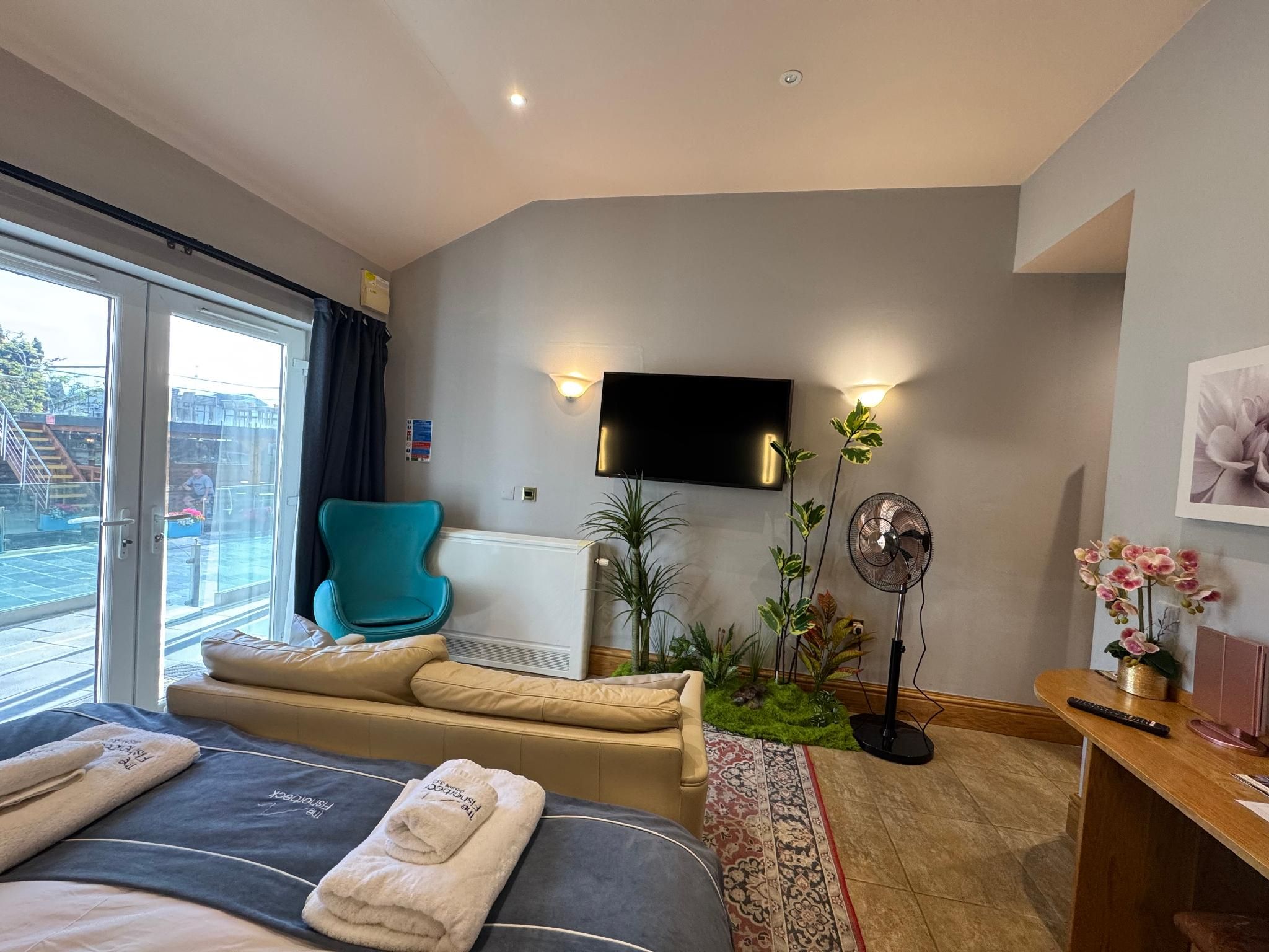 Deluxe Junior Suite with Patio 3