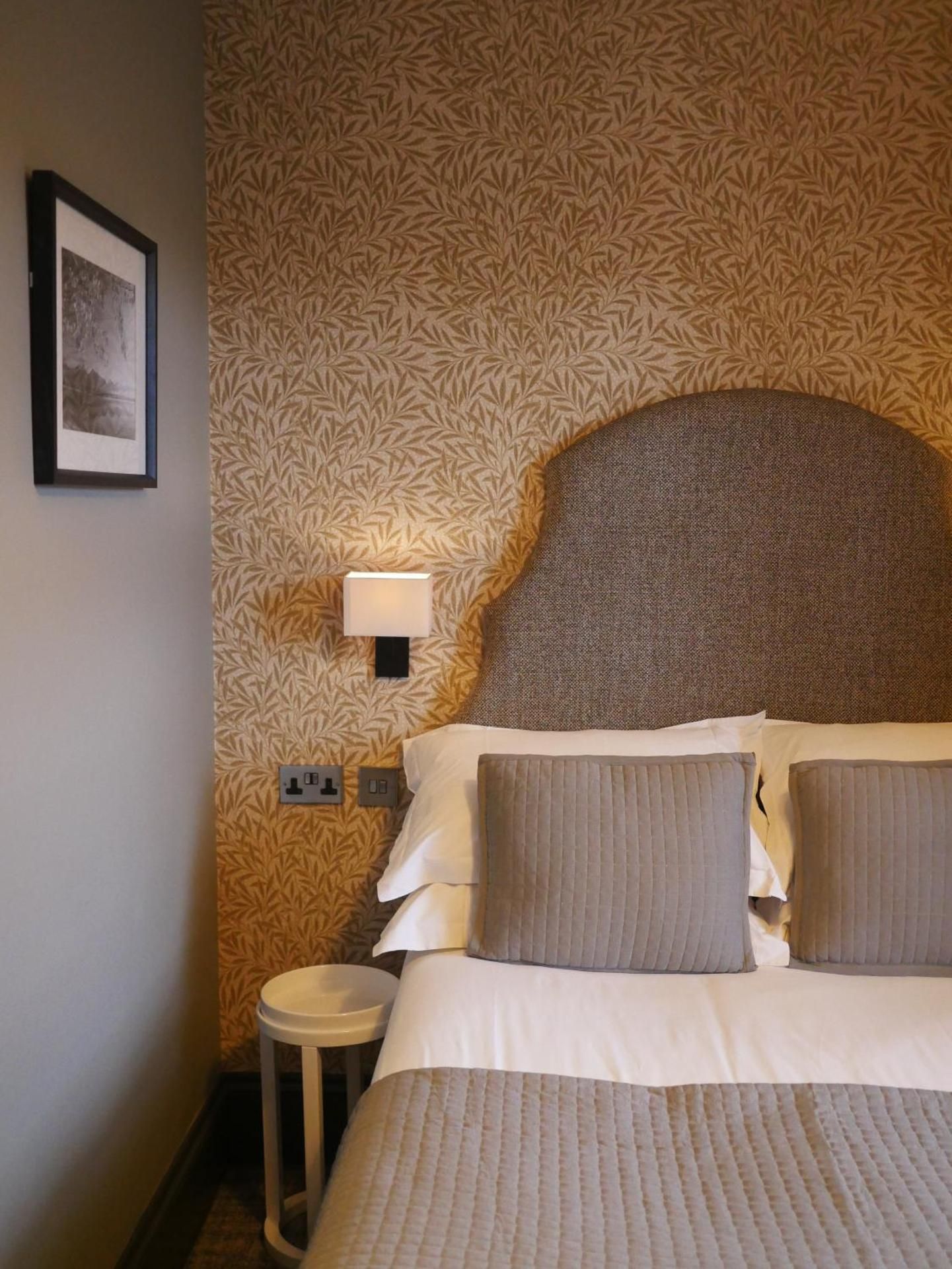 Queens Head Inn & Restaurant Deluxe Double Room