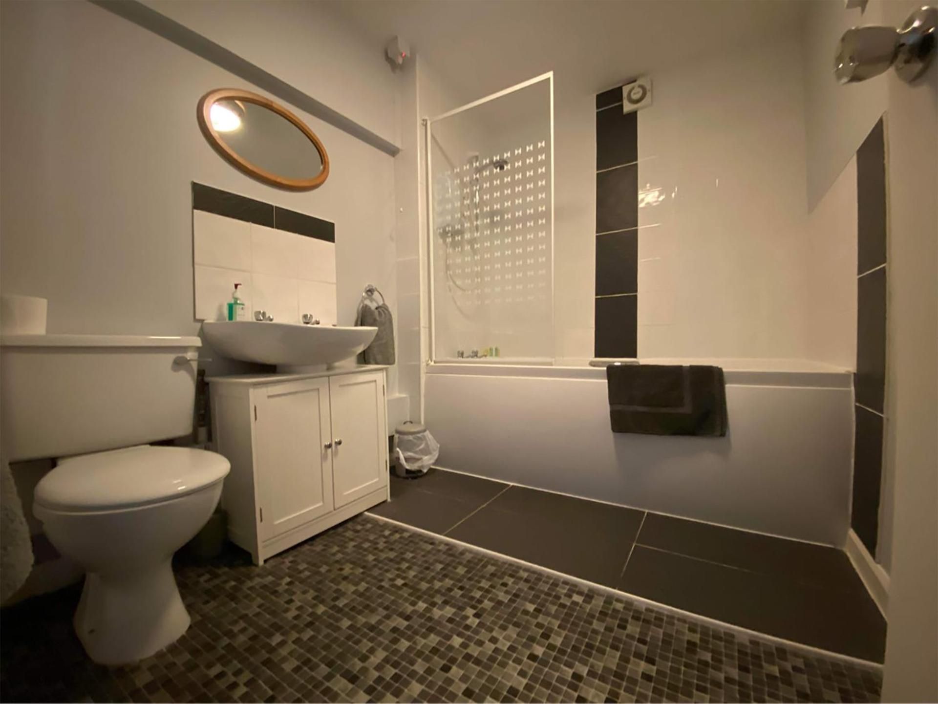 Crown & Anchor Quadruple Room with Garden View 2