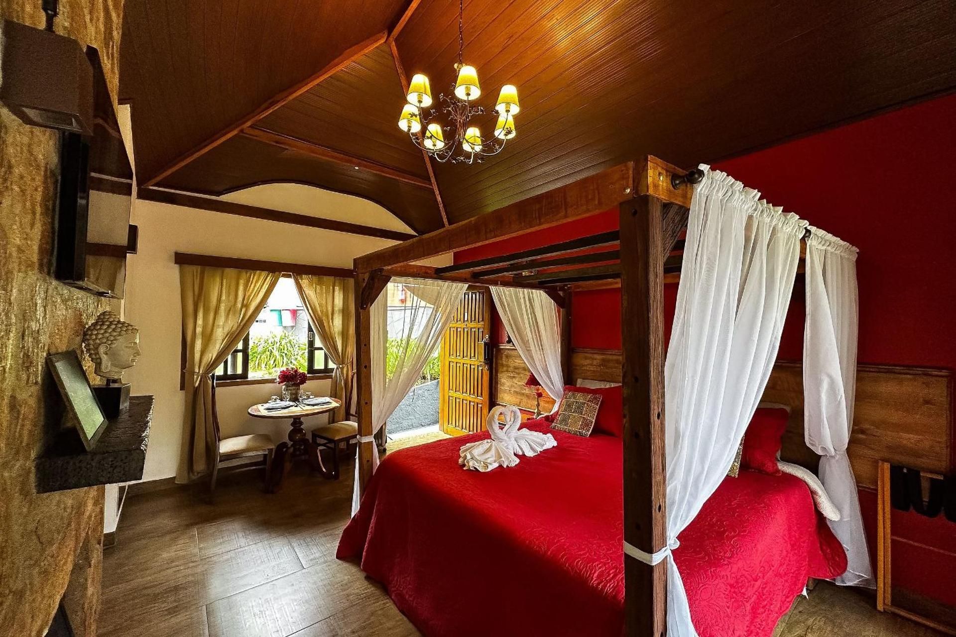 Chalet Master with Spa Bath