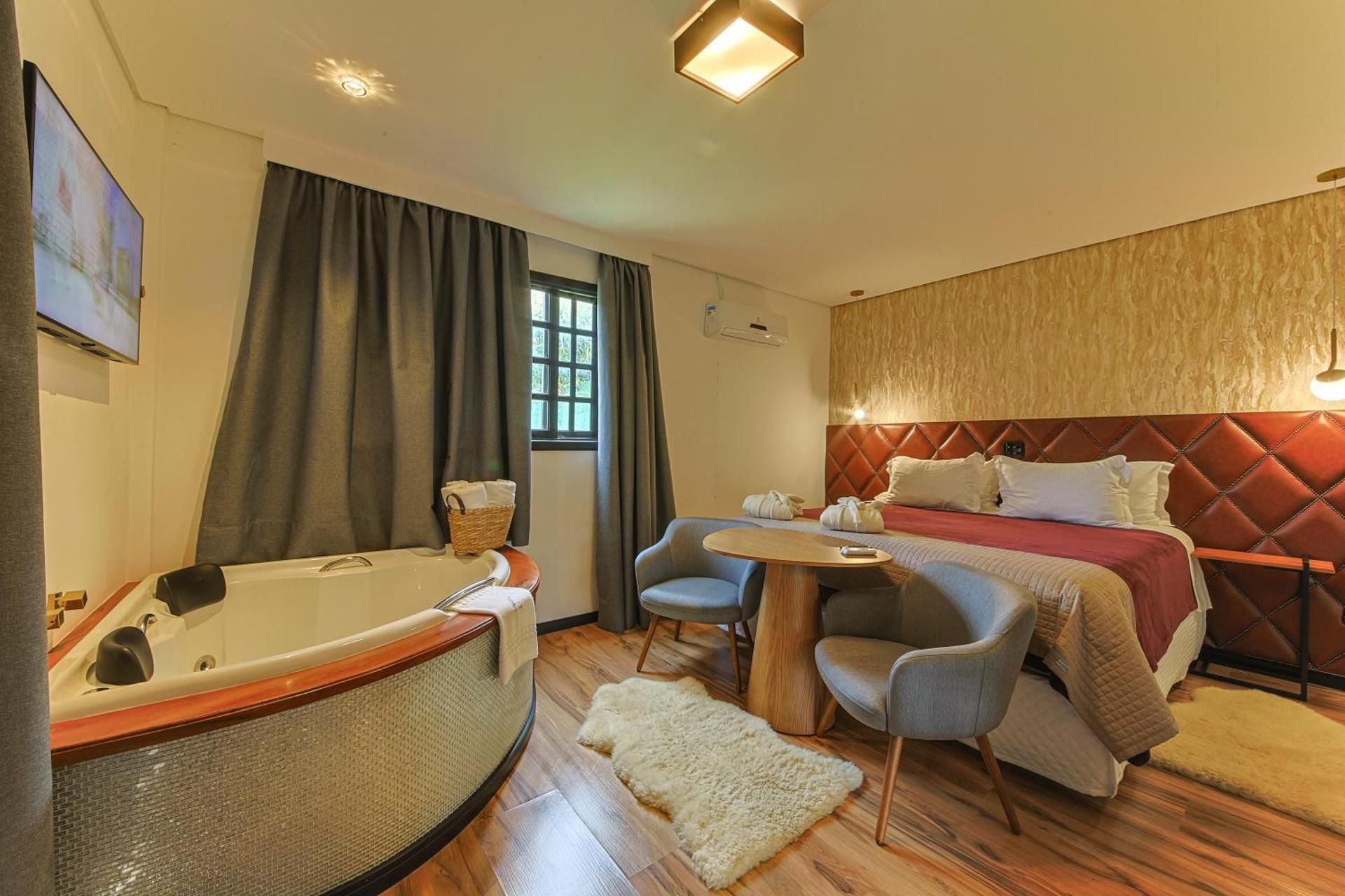 Deluxe King Suite