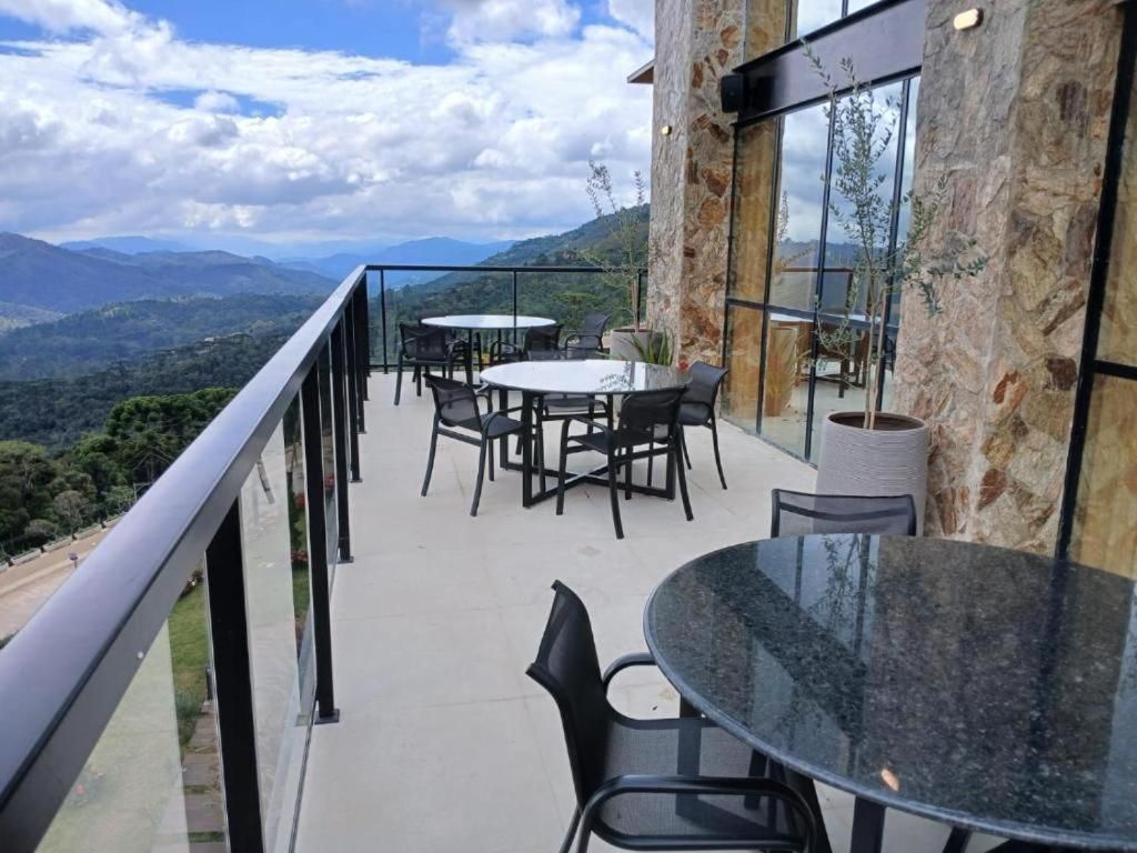 Apartment with Mountain View