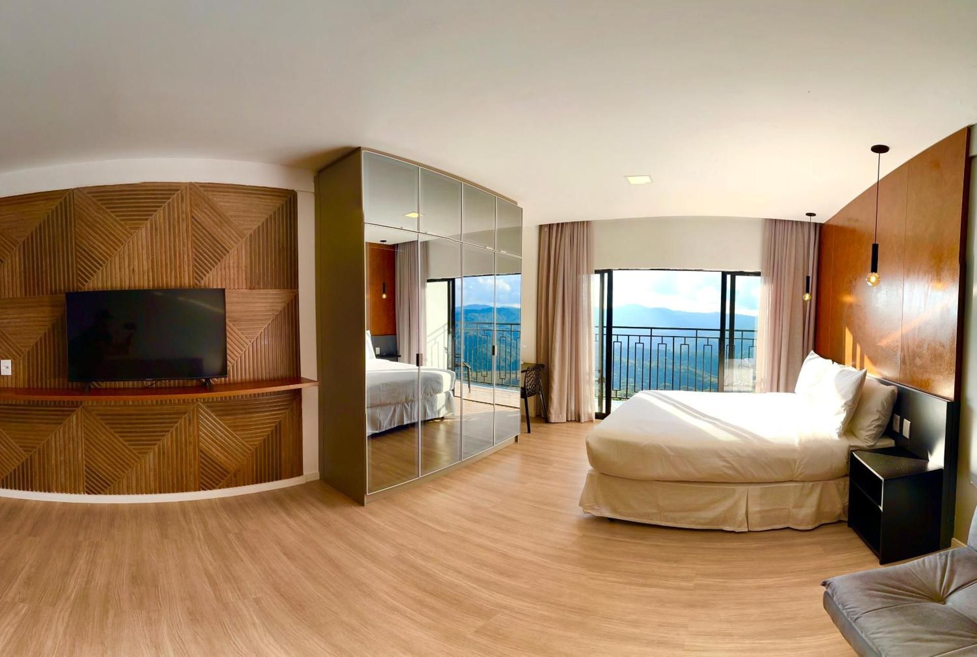 Apartment with Mountain View