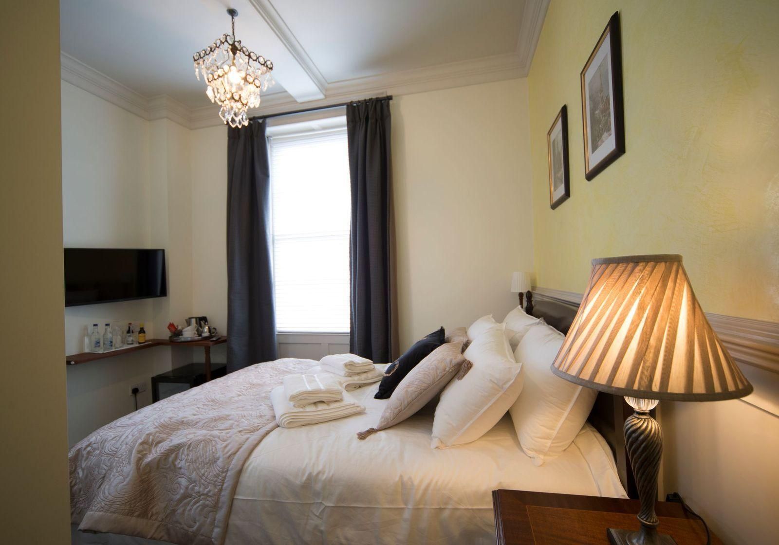 Double room-Budget-Ensuite with Shower-Street View-Bedroom 2