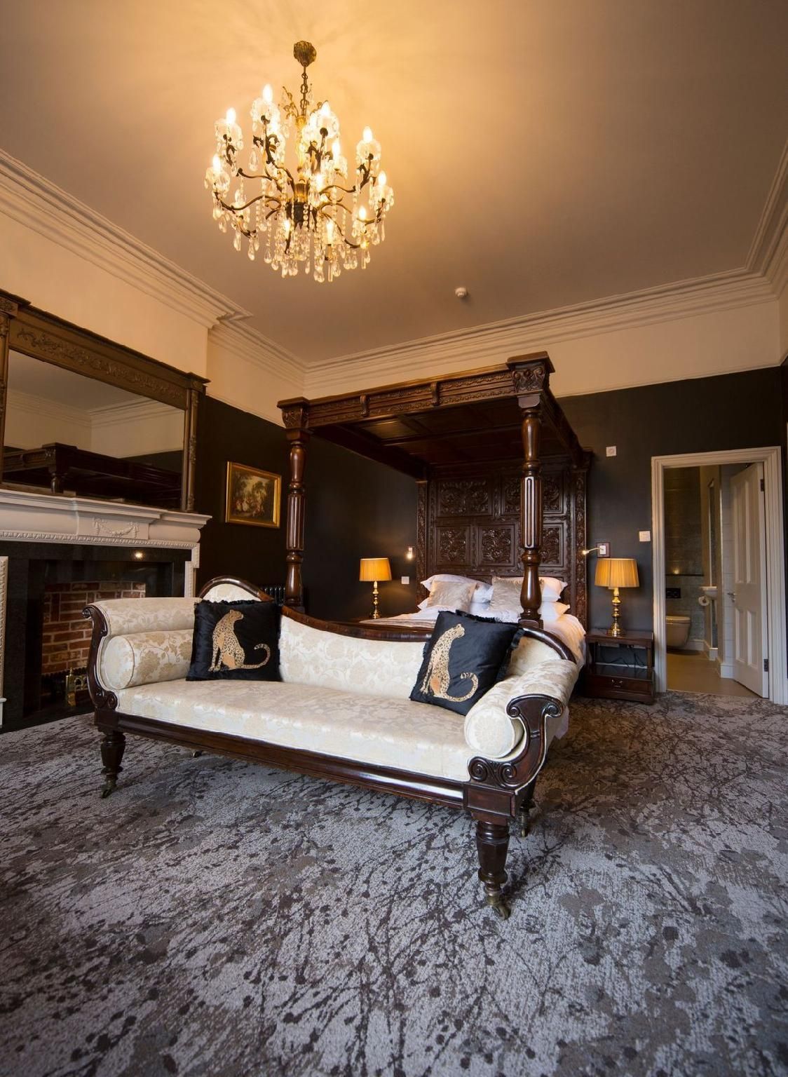 East Walls Hotel Suite-Honeymoon-Ensuite with Jet bath-Garden View-Bedroom 6 3