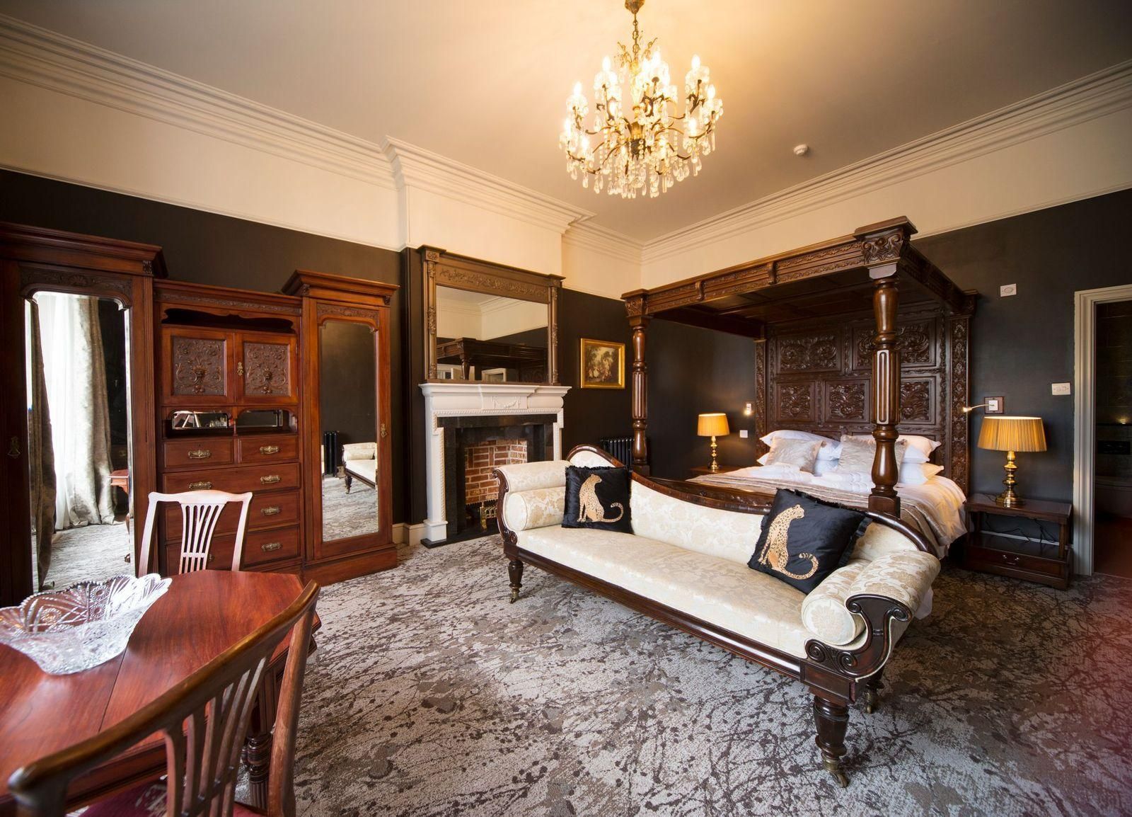 East Walls Hotel Suite-Honeymoon-Ensuite with Jet bath-Garden View-Bedroom 6