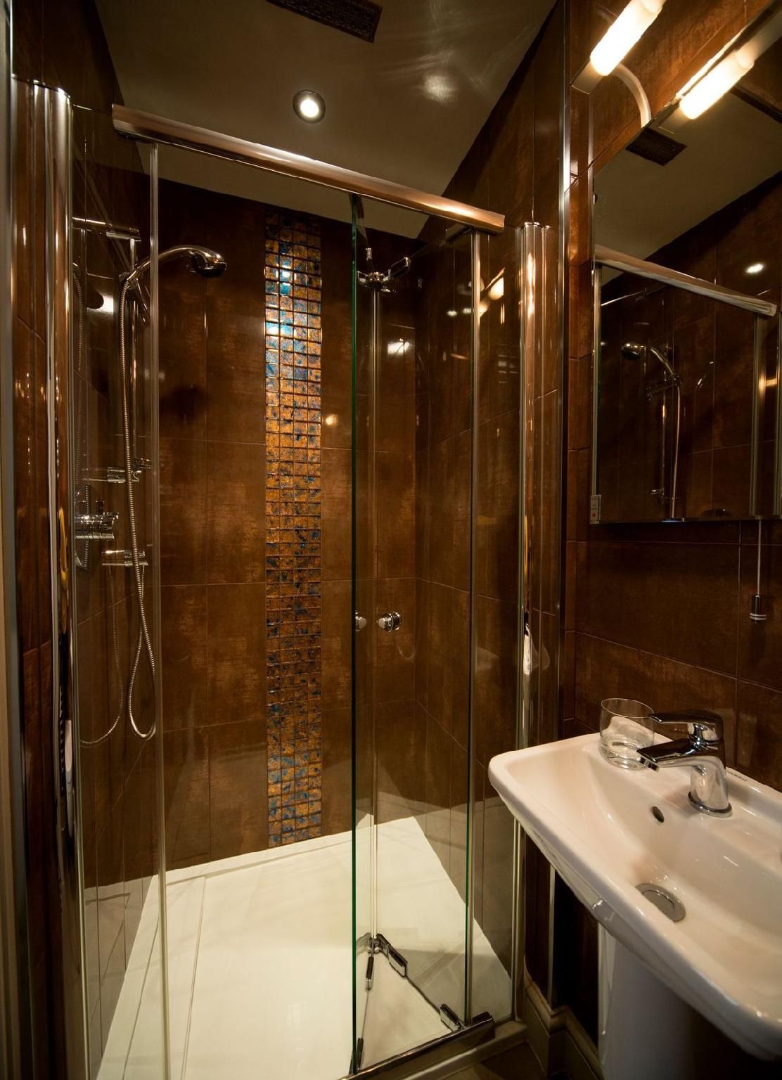 Double room-Budget-Ensuite with Shower-Street View-Bedroom 2