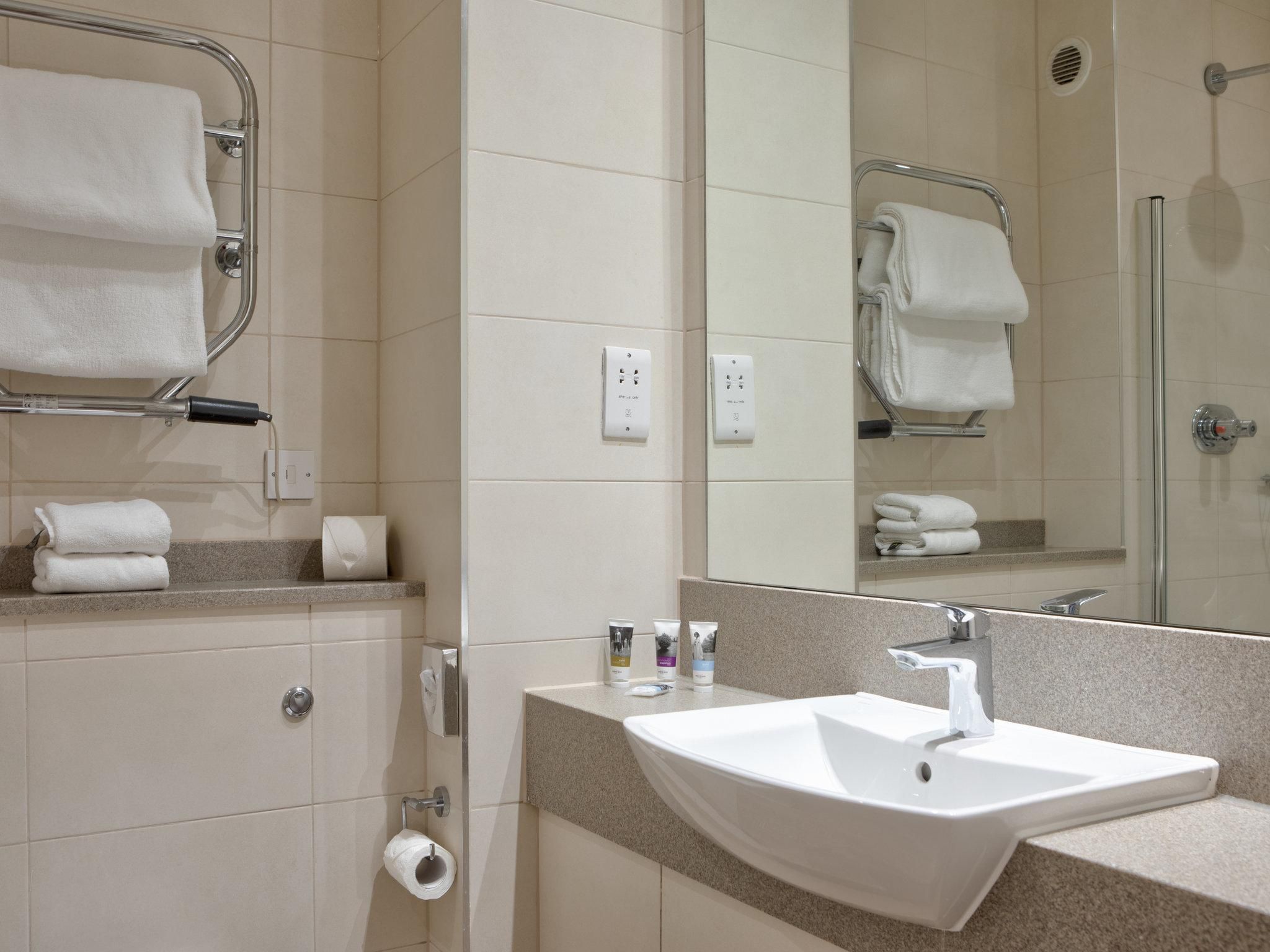 Dancenter Boutique Luxury Gatwick Airport Deluxe Double Room 3