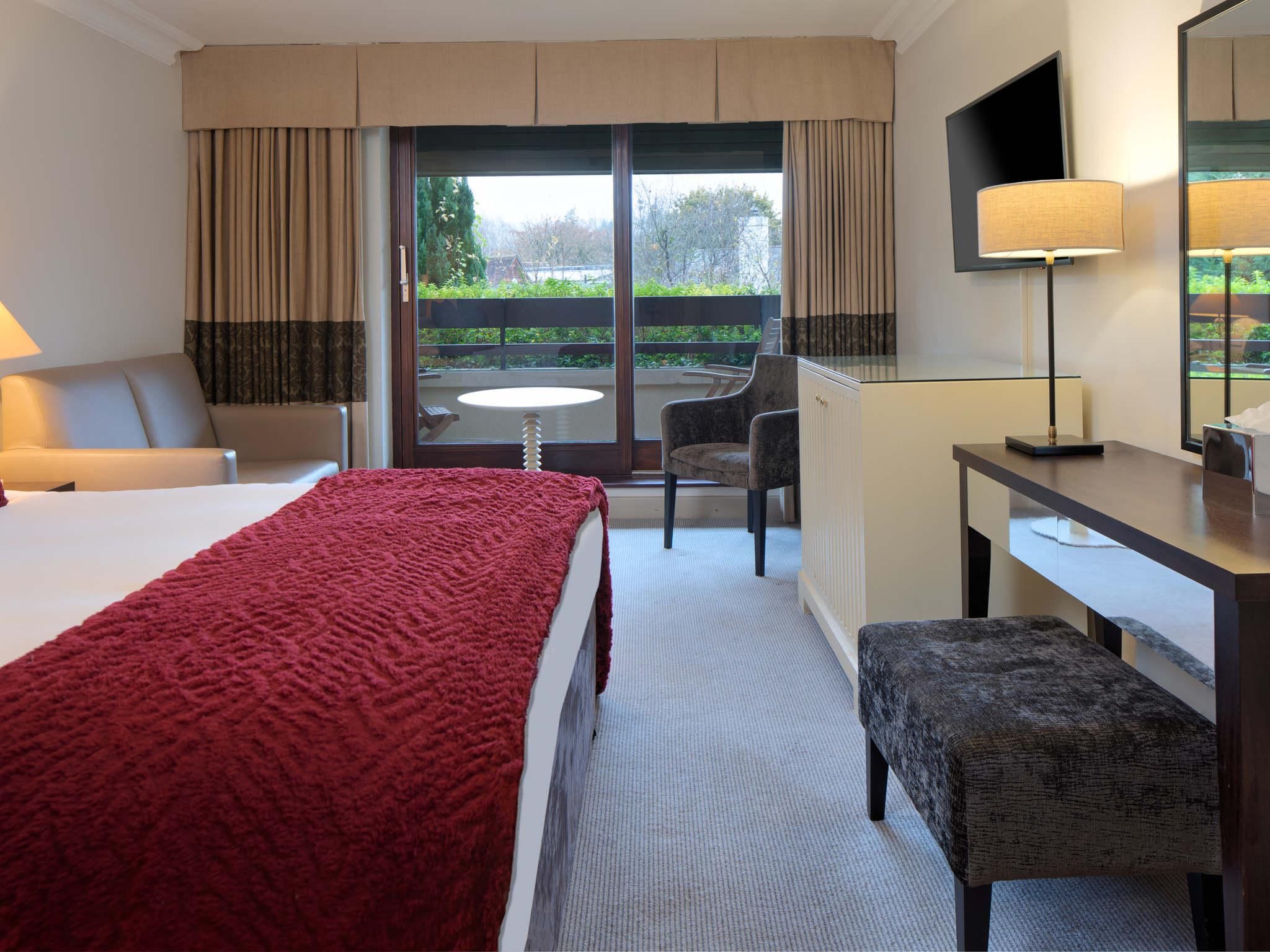 Dancenter Boutique Luxury Gatwick Airport Deluxe Double Room 2