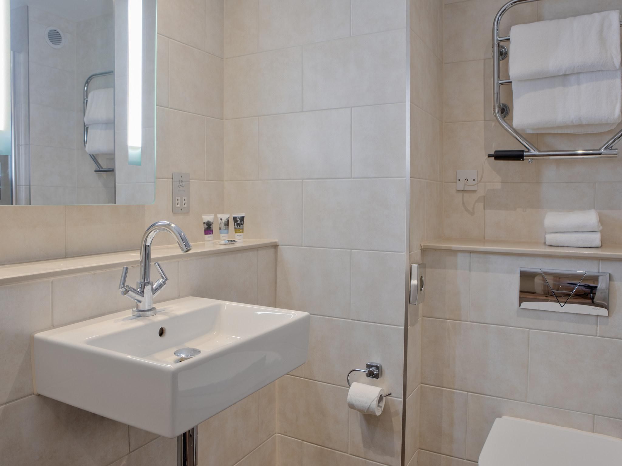 Dancenter Boutique Luxury Gatwick Airport Classic Double Room 3