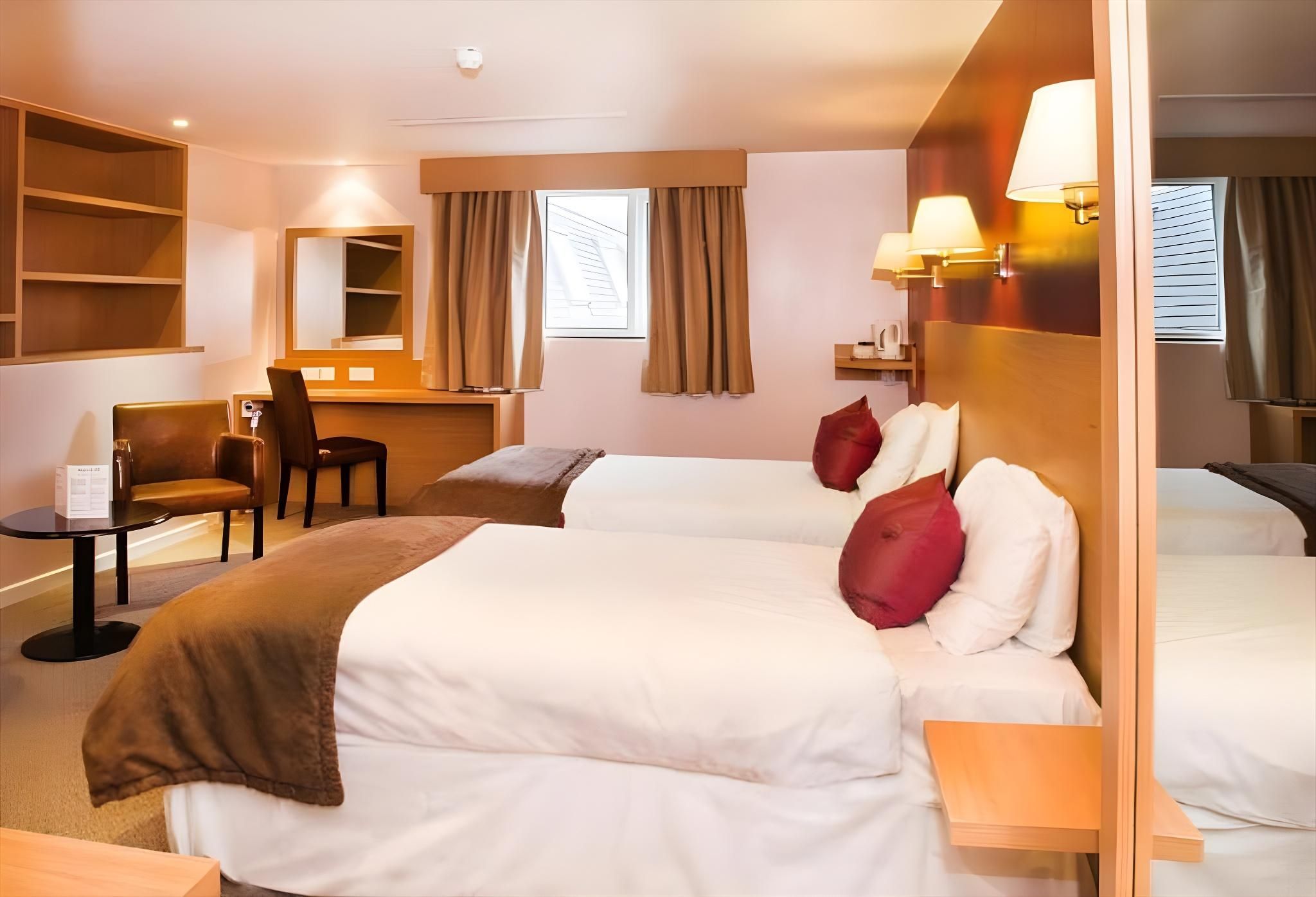 OYO Luton Hotel Standard Twin Room 2