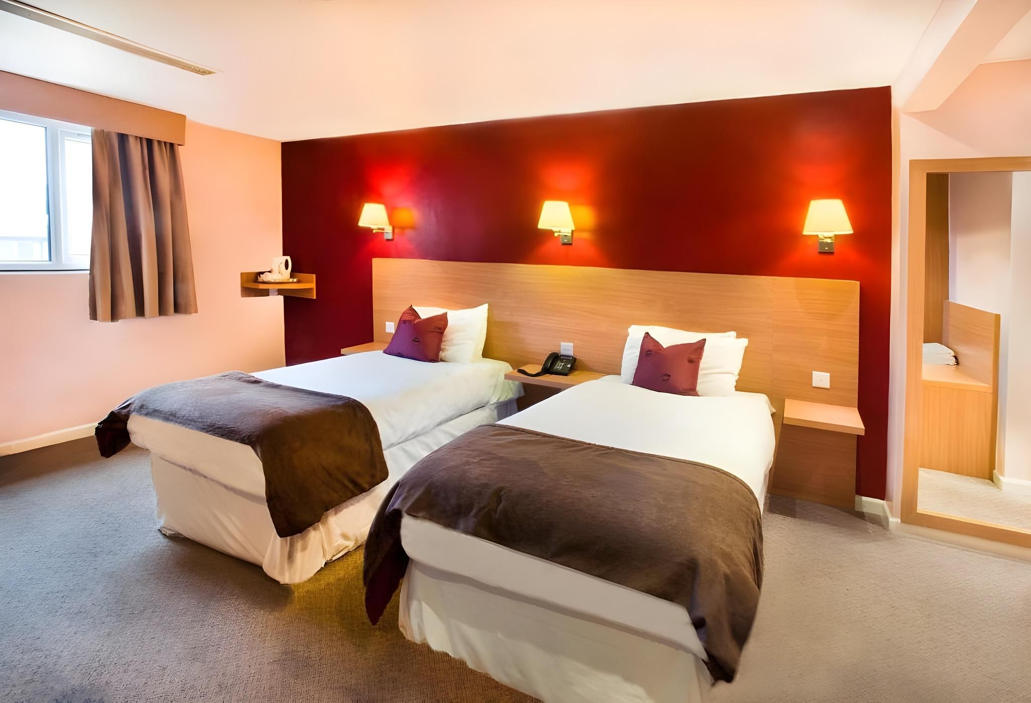 OYO Luton Hotel Standard Triple Room 2