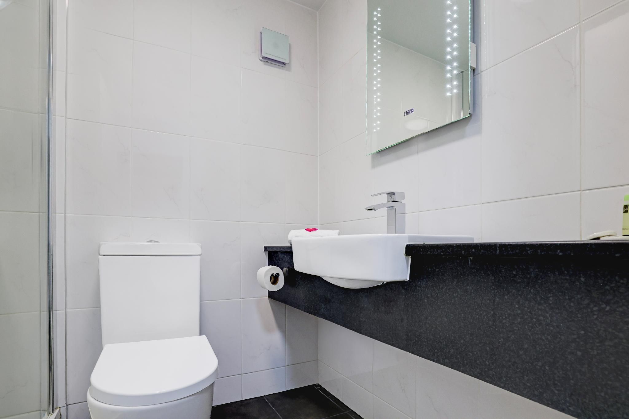 OYO The Chiltern Hotel Standard Family Room of 4 3