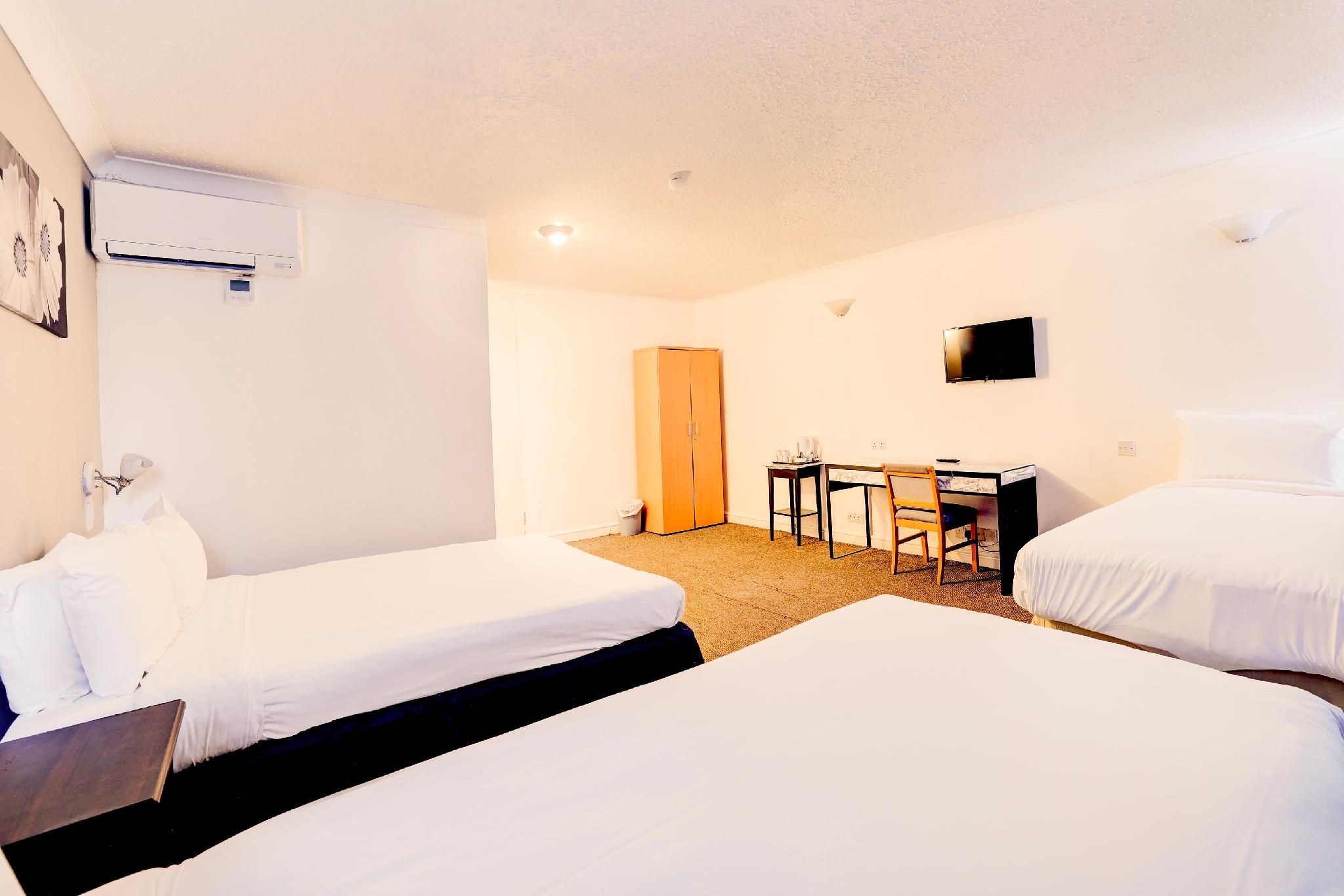 OYO The Chiltern Hotel Standard Family Room of 4 2