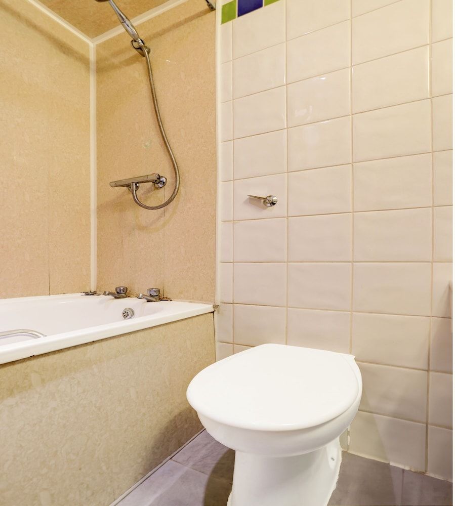 OYO The Chiltern Hotel Standard Twin Room 7