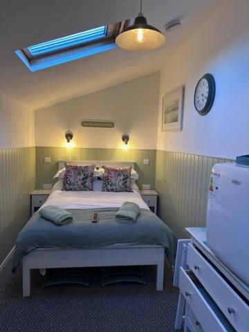Deluxe Double Room with Side Sea View