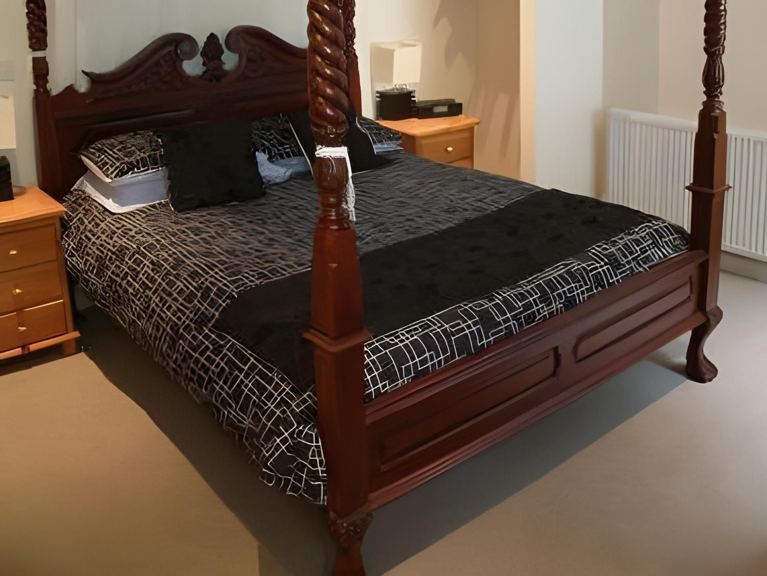 Room with Four-Poster Bed