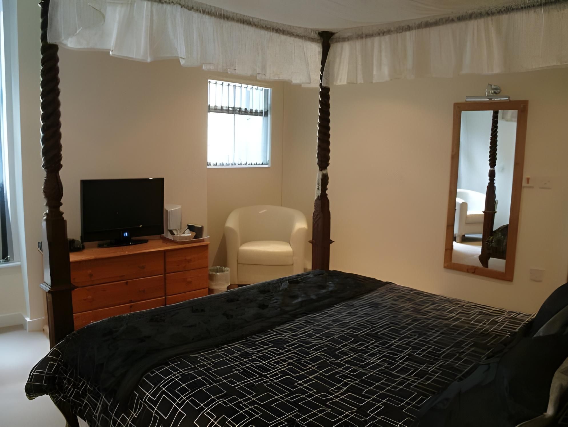 Room with Four-Poster Bed